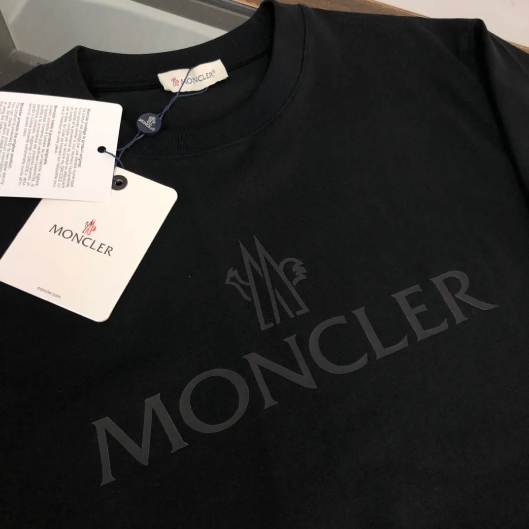 P160 Moncler 2025 new men's round neck short-sleeved couple's T-shirt, new spring and summer product, high quality 🔥🔥Fashionable and versatile, customized imported fabrics, comfortable to wear, breathable, fashionable without losing personality, the upper body is casual and casual, handsome and stylish, showing the temperament of a big brand. All three standards are complete! ! Color: black white gray Size: S-XL (loose fit)