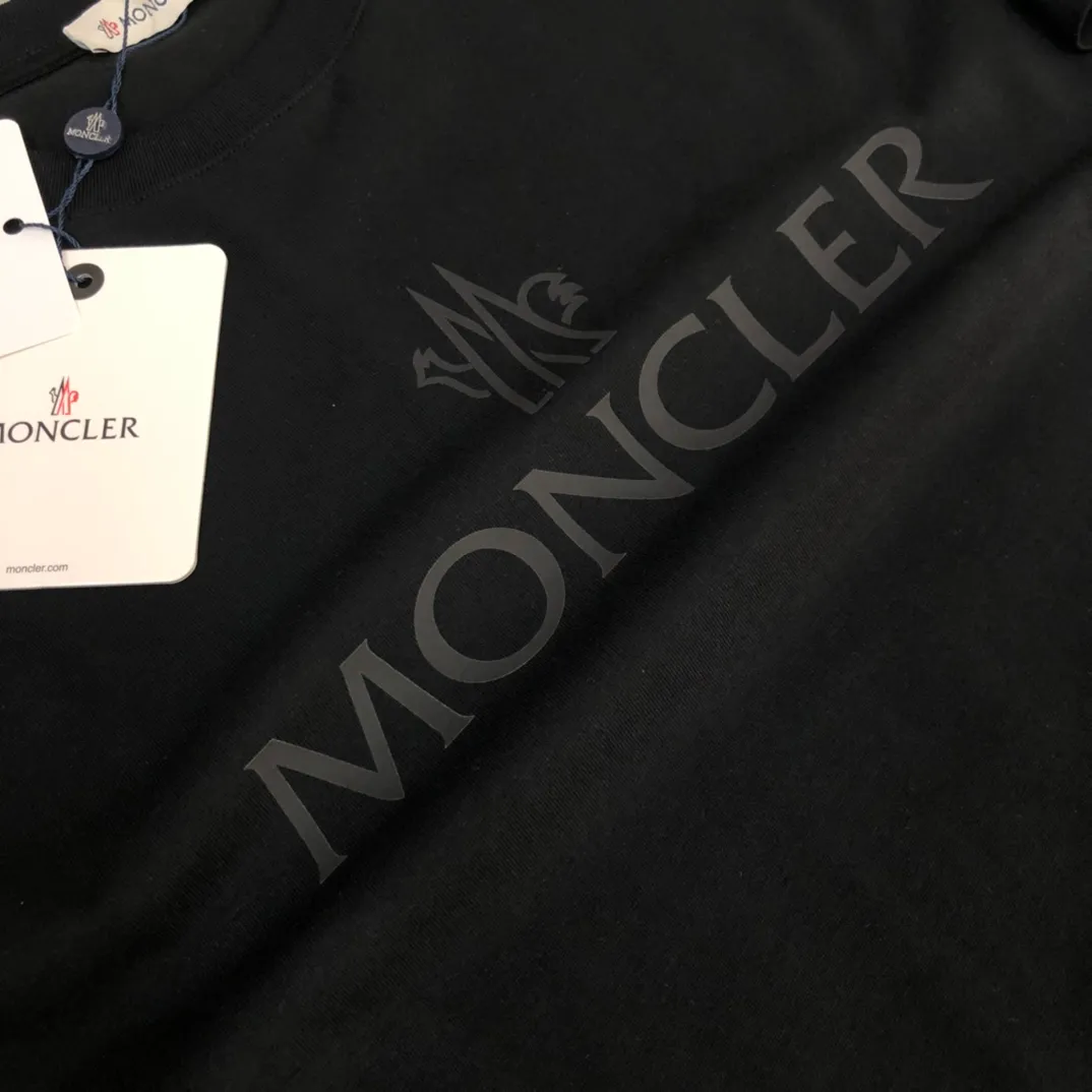 P160 Moncler 2025 new men's round neck short-sleeved couple's T-shirt, new spring and summer product, high quality 🔥🔥Fashionable and versatile, customized imported fabrics, comfortable to wear, breathable, fashionable without losing personality, the upper body is casual and casual, handsome and stylish, showing the temperament of a big brand. All three standards are complete! ! Color: black white gray Size: S-XL (loose fit)