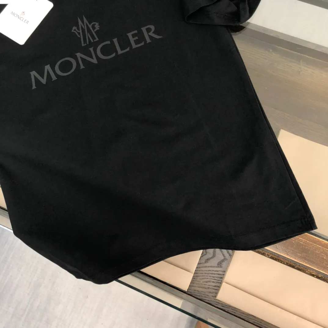 P160 Moncler 2025 new men's round neck short-sleeved couple's T-shirt, new spring and summer product, high quality 🔥🔥Fashionable and versatile, customized imported fabrics, comfortable to wear, breathable, fashionable without losing personality, the upper body is casual and casual, handsome and stylish, showing the temperament of a big brand. All three standards are complete! ! Color: black white gray Size: S-XL (loose fit)