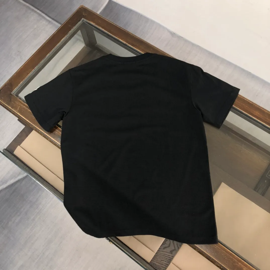 P160 Moncler 2025 new men's round neck short-sleeved couple's T-shirt, new spring and summer product, high quality 🔥🔥Fashionable and versatile, customized imported fabrics, comfortable to wear, breathable, fashionable without losing personality, the upper body is casual and casual, handsome and stylish, showing the temperament of a big brand. All three standards are complete! ! Color: black white gray Size: S-XL (loose fit)