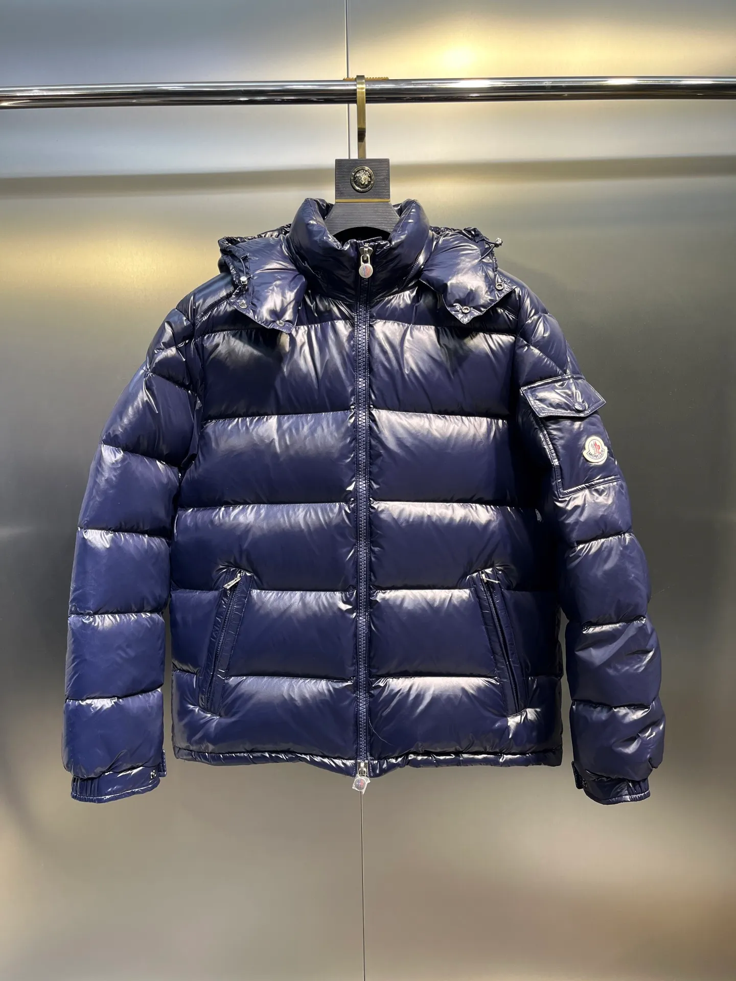 P700 𝗠𝗼𝗻𝗰𝗹𝗲𝗿 𝗠𝗮𝘆𝗮/ Moncler's top-quality Maya down jacket is a super hot style that you can't buy in winter. Eason Chan, Nicholas Tse, and Zhao Lusi have been wearing it one after another. They speak for themselves with their strength, a veteran-level style. This series is known for its fluffy bread style and glossy effect. It is the most popular series in the classic main line of the M family. Buying at the counter and from the official website is basically a matter of rush! Promise me to buy it soon! Just needed series! ! Don’t wait until winter when it’s hard to get one size: 123456