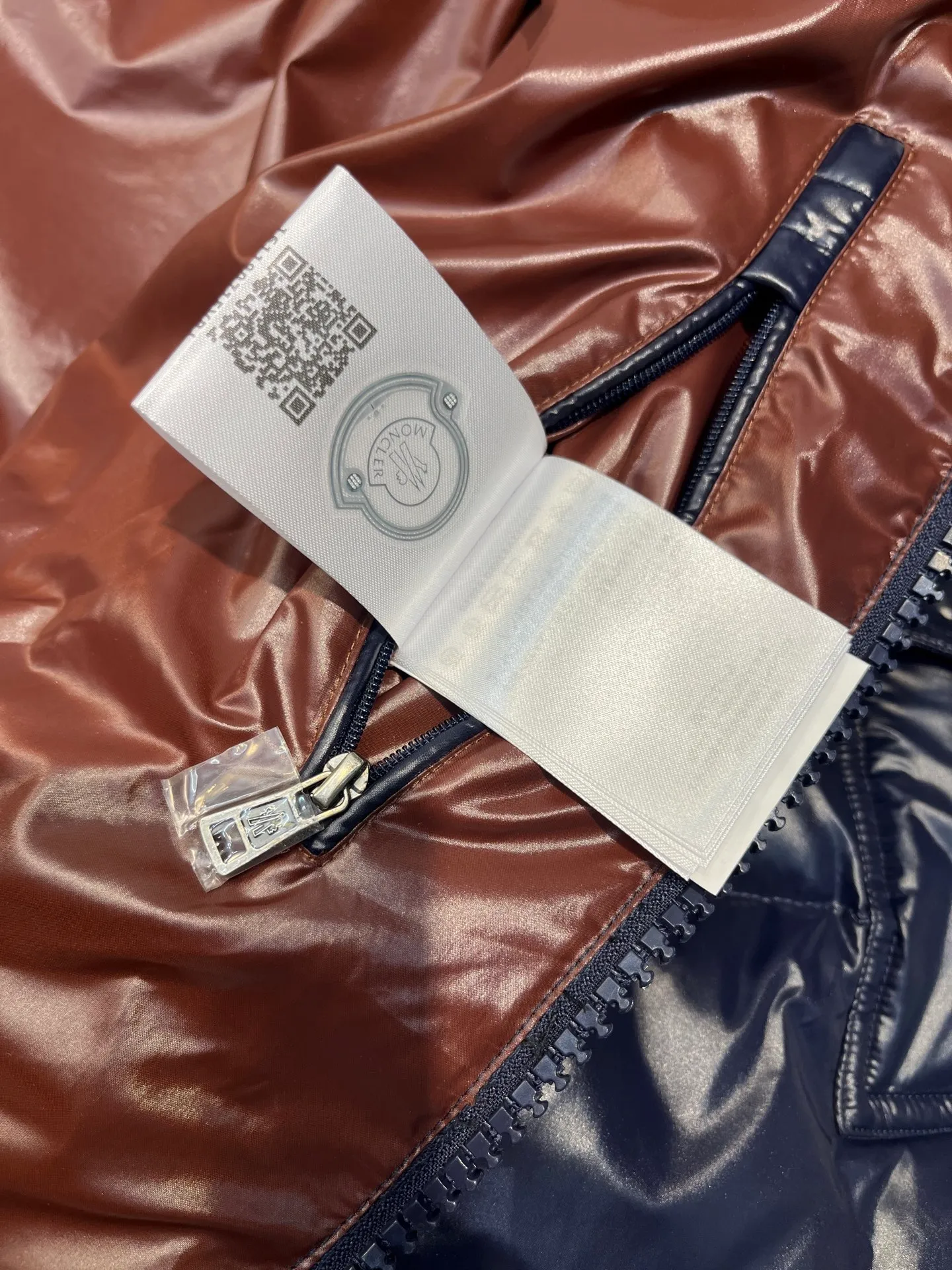 P700 𝗠𝗼𝗻𝗰𝗹𝗲𝗿 𝗠𝗮𝘆𝗮/ Moncler's top-quality Maya down jacket is a super hot style that you can't buy in winter. Eason Chan, Nicholas Tse, and Zhao Lusi have been wearing it one after another. They speak for themselves with their strength, a veteran-level style. This series is known for its fluffy bread style and glossy effect. It is the most popular series in the classic main line of the M family. Buying at the counter and from the official website is basically a matter of rush! Promise me to buy it soon! Just needed series! ! Don’t wait until winter when it’s hard to get one size: 123456