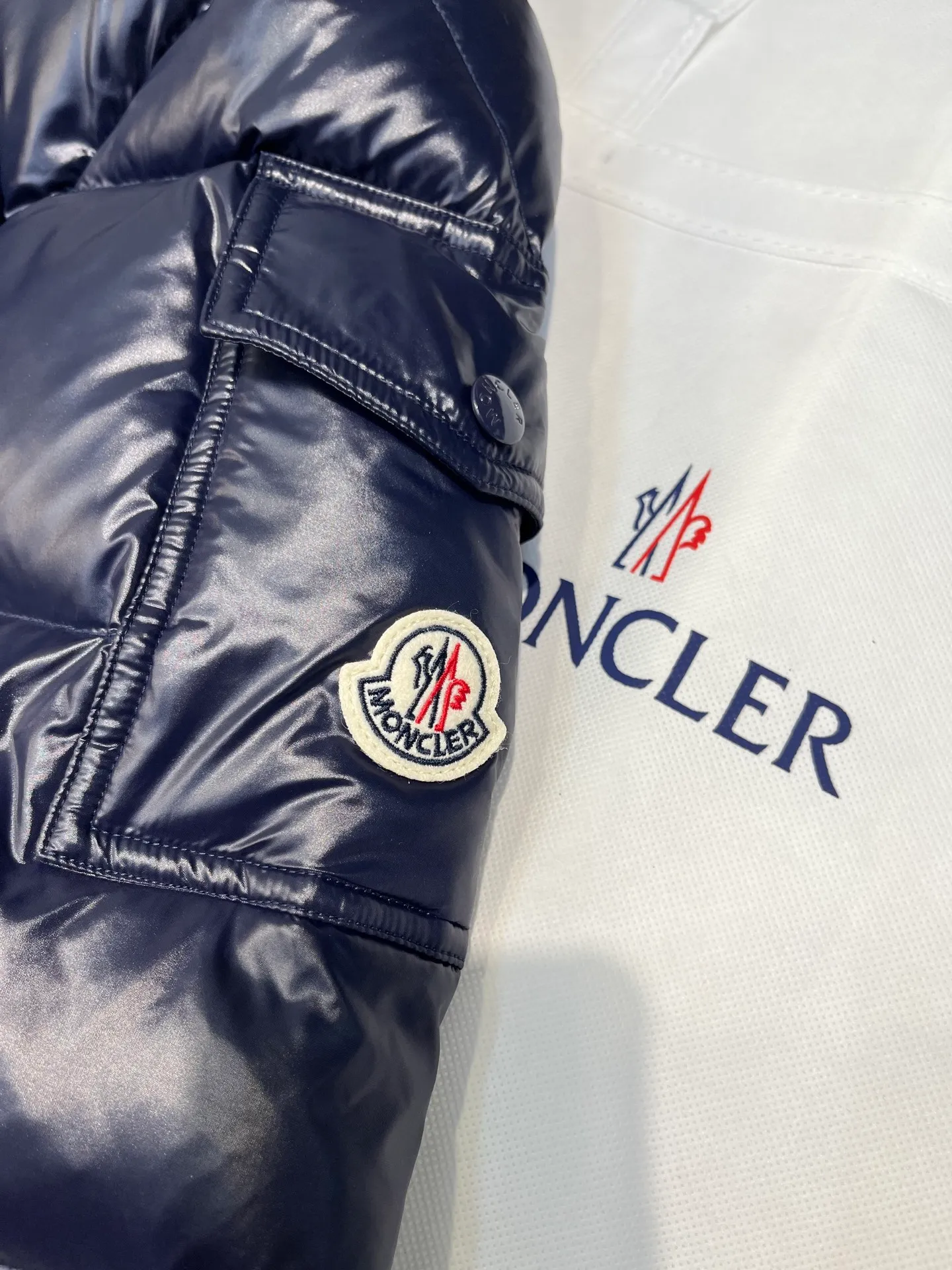 P700 𝗠𝗼𝗻𝗰𝗹𝗲𝗿 𝗠𝗮𝘆𝗮/ Moncler's top-quality Maya down jacket is a super hot style that you can't buy in winter. Eason Chan, Nicholas Tse, and Zhao Lusi have been wearing it one after another. They speak for themselves with their strength, a veteran-level style. This series is known for its fluffy bread style and glossy effect. It is the most popular series in the classic main line of the M family. Buying at the counter and from the official website is basically a matter of rush! Promise me to buy it soon! Just needed series! ! Don’t wait until winter when it’s hard to get one size: 123456