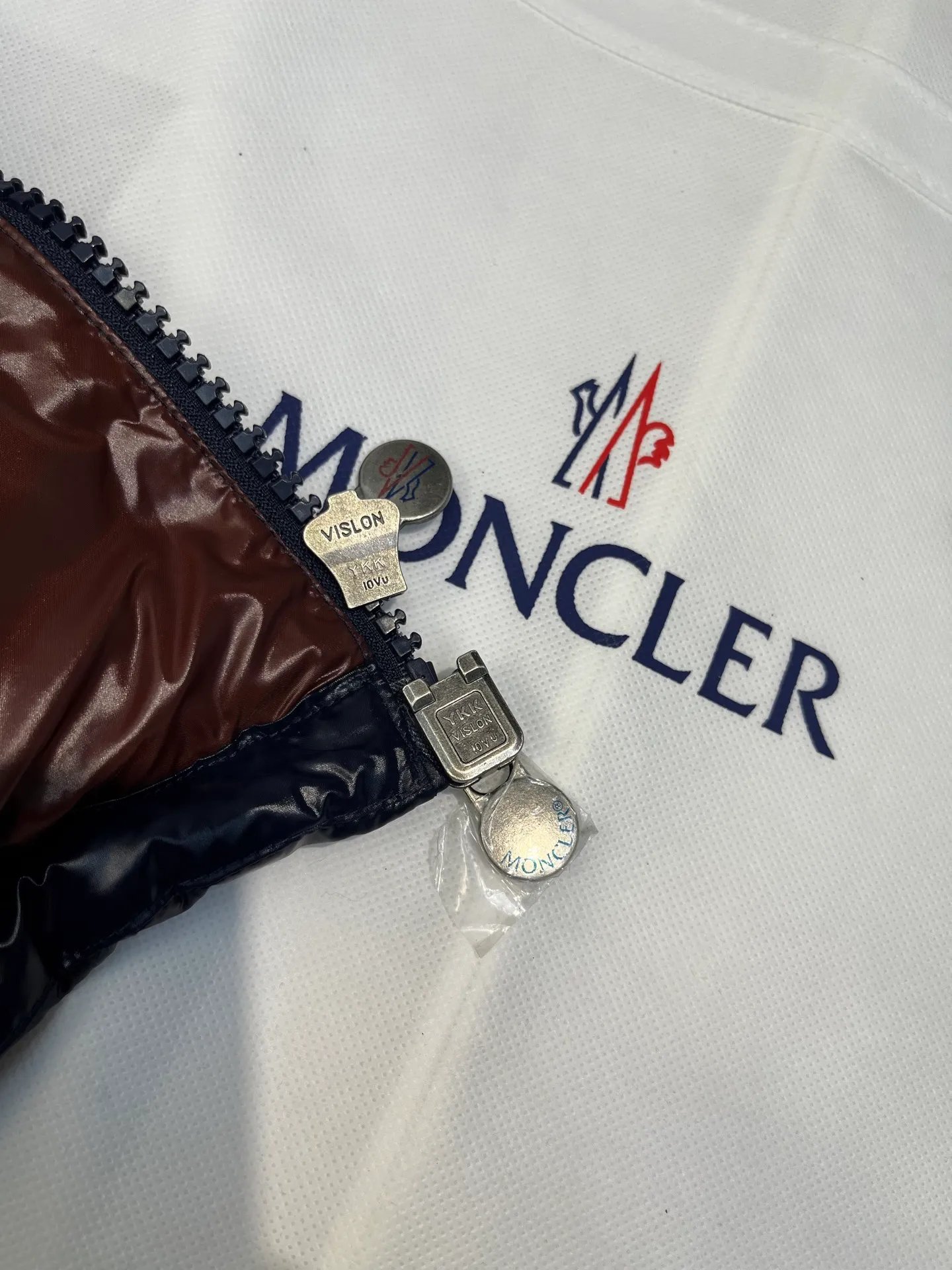 P700 𝗠𝗼𝗻𝗰𝗹𝗲𝗿 𝗠𝗮𝘆𝗮/ Moncler's top-quality Maya down jacket is a super hot style that you can't buy in winter. Eason Chan, Nicholas Tse, and Zhao Lusi have been wearing it one after another. They speak for themselves with their strength, a veteran-level style. This series is known for its fluffy bread style and glossy effect. It is the most popular series in the classic main line of the M family. Buying at the counter and from the official website is basically a matter of rush! Promise me to buy it soon! Just needed series! ! Don’t wait until winter when it’s hard to get one size: 123456