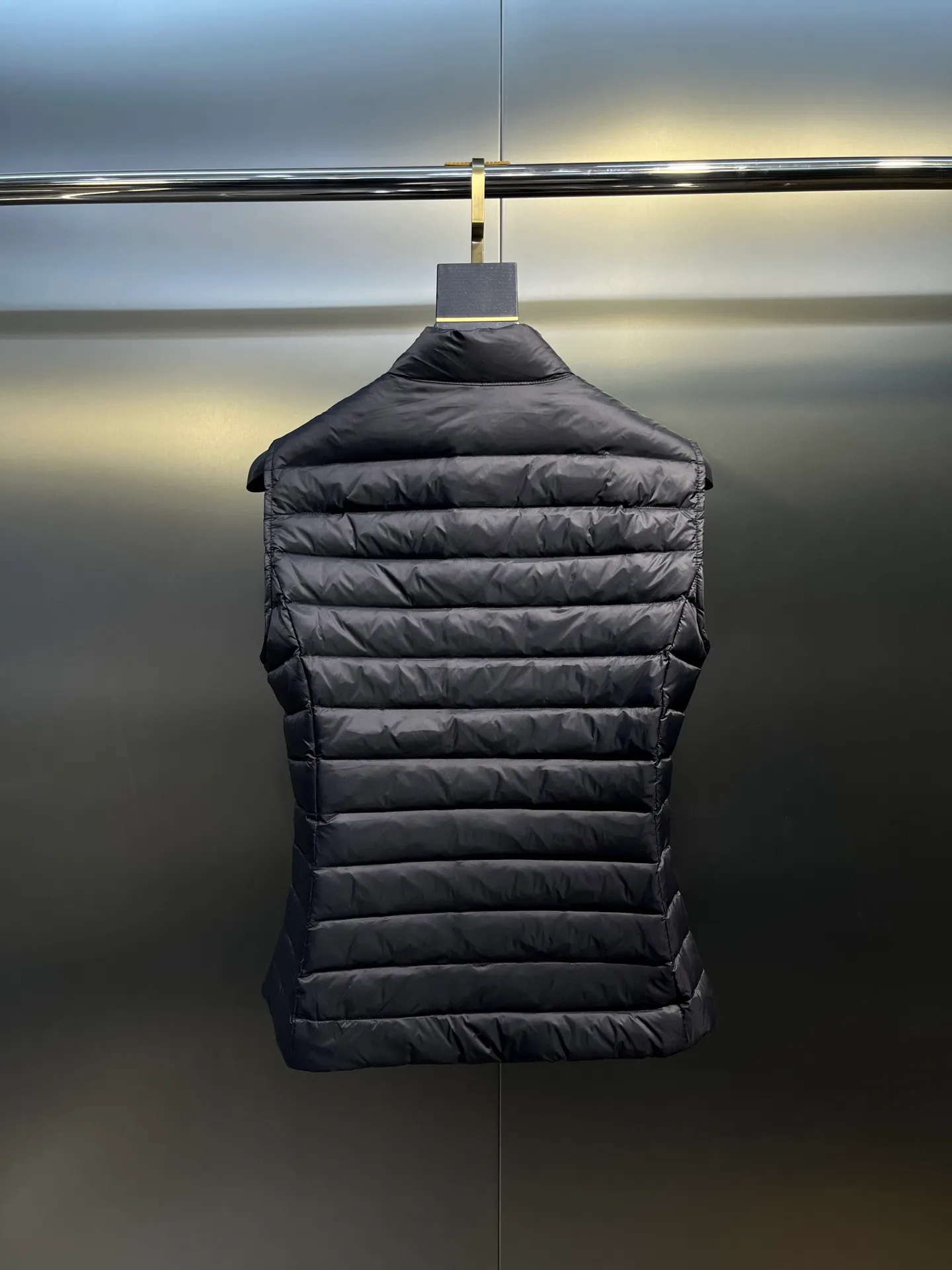 P580 Moncler25 new product Igens women's down vest, versatile and easy to match. Same style for men and women, original customized national standard 90 white duck down filling! Color: black white pink code number: 1234