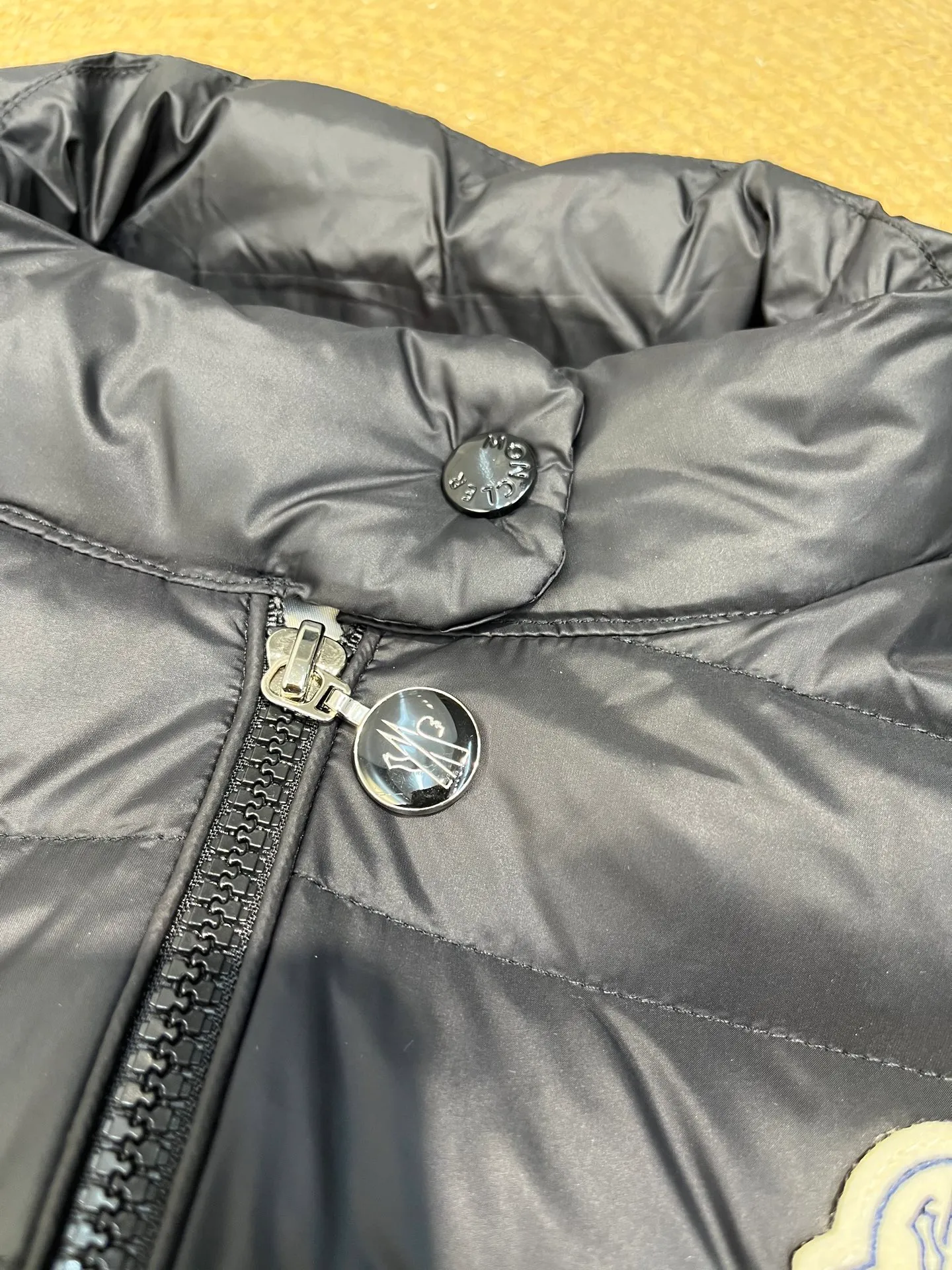 P580 Moncler25 new product Igens women's down vest, versatile and easy to match. Same style for men and women, original customized national standard 90 white duck down filling! Color: black white pink code number: 1234