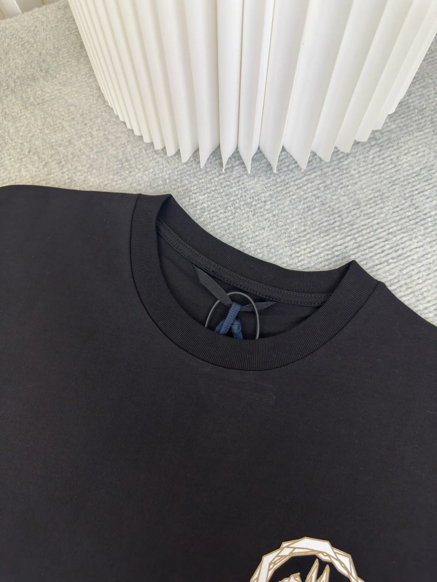 P190 Covered MONCLER foam printed armband short sleeves, made of 32 pairs of yarn, threaded with 1*1 Solona. The chest logo uses foam printing technology and the original customized stencil. Every detail and color is highly restored to the original version 1:1.  The armband is made of cashmere composite material, with the brand logo embroidered on the surface. The detailed positions of auxiliary materials are restored according to 1:1 positioning. SizeS M L XL
