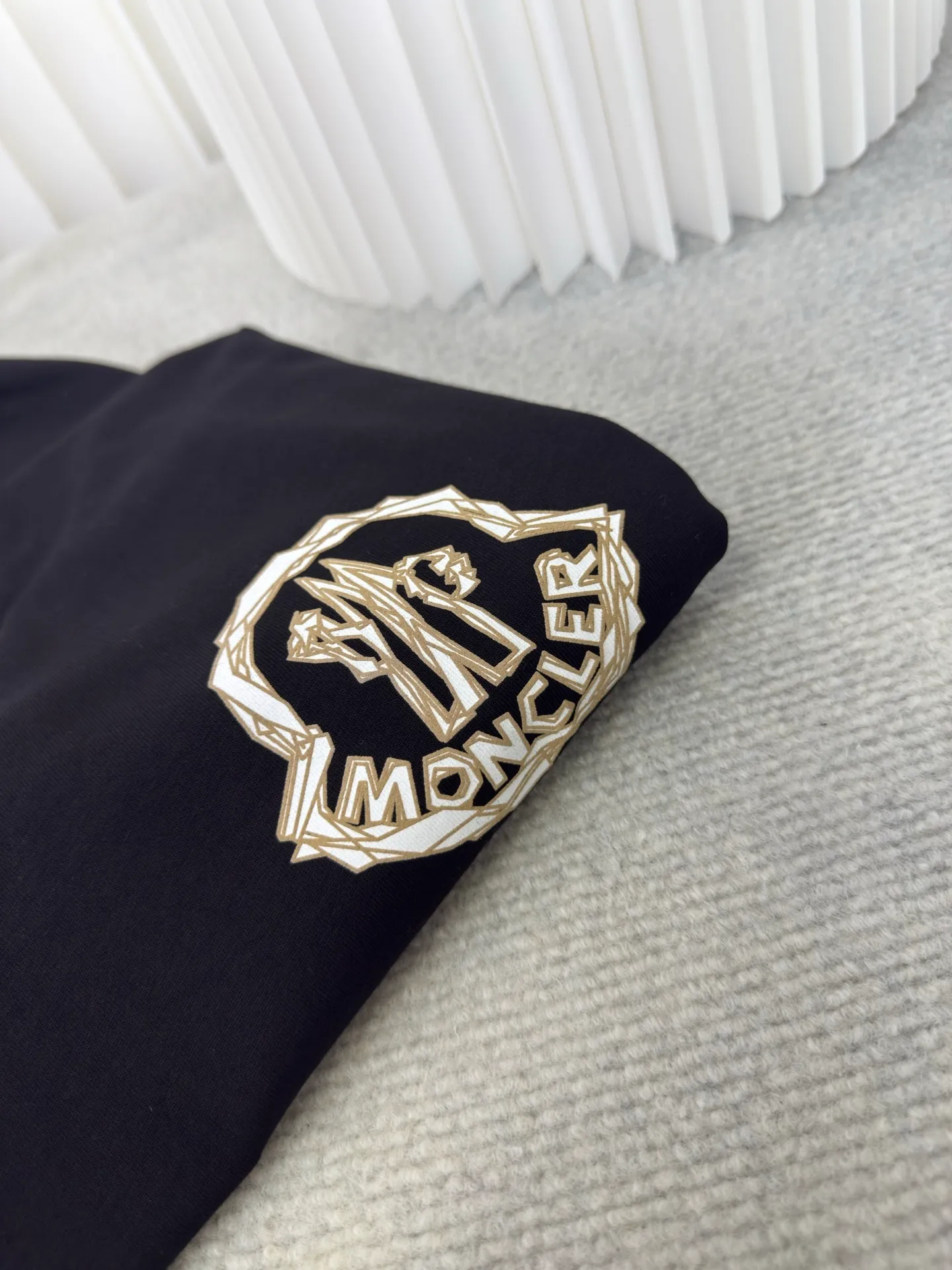P190 Covered MONCLER foam printed armband short sleeves, made of 32 pairs of yarn, threaded with 1*1 Solona. The chest logo uses foam printing technology and the original customized stencil. Every detail and color is highly restored to the original version 1:1.  The armband is made of cashmere composite material, with the brand logo embroidered on the surface. The detailed positions of auxiliary materials are restored according to 1:1 positioning. SizeS M L XL