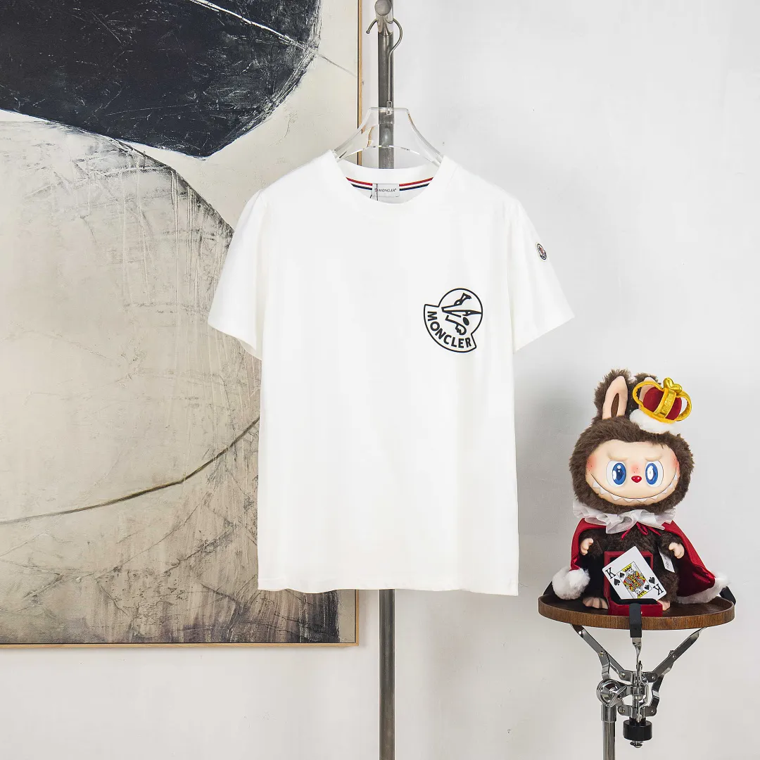 P190 💰 zp version [exclusive supply] MONCLER/muzzled 300g round neck short-sleeved T-shirt brand classic three-dimensional offset printing letter LOGO embossing process official synchronization high version high quality fashion personality versatile trend pure original quality original fabric hang tag collar label washed wheat three standards complete Color: Black. White. Size: S M L XL XXL Number: WS10016
