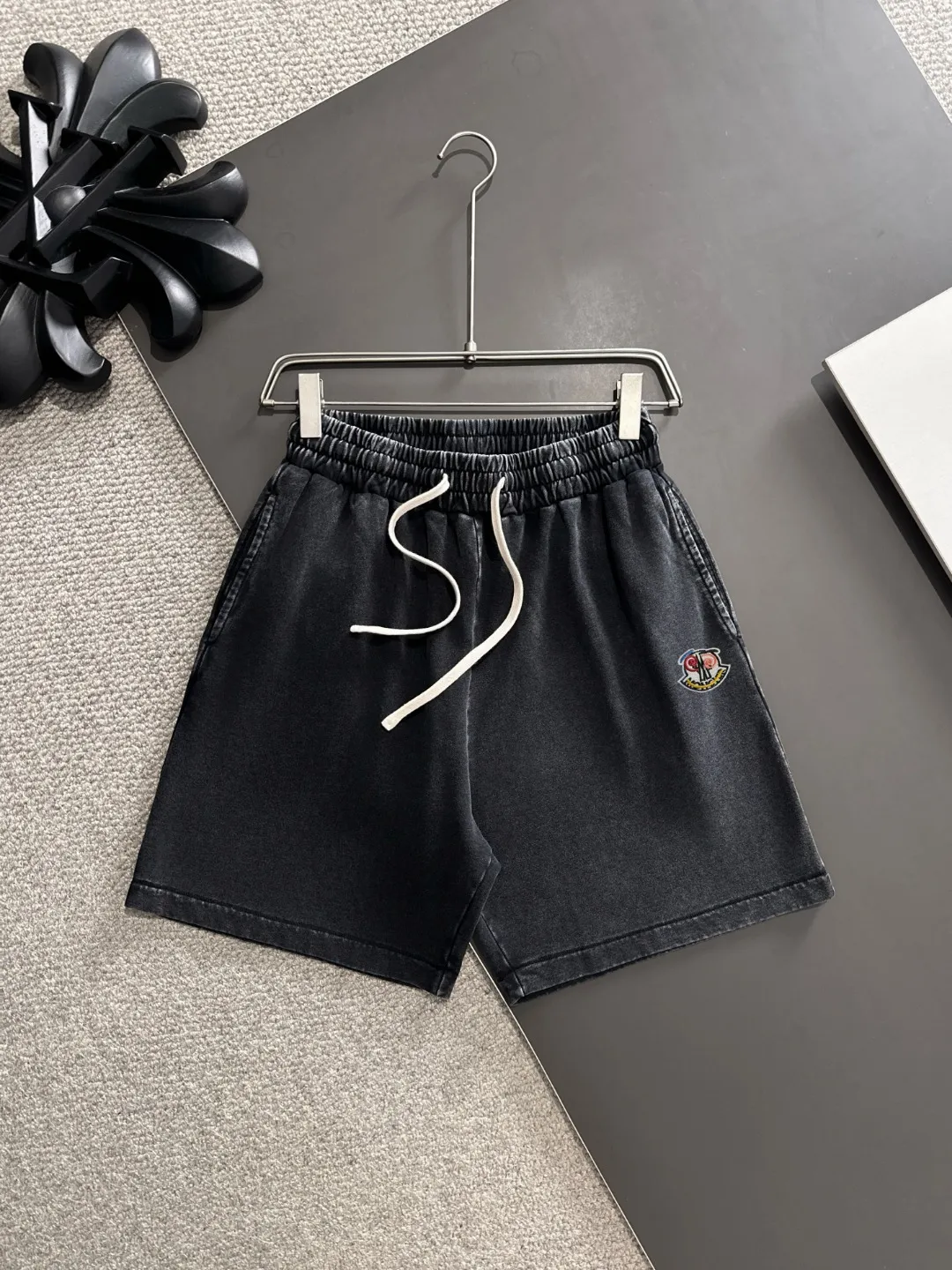 Next day shipment P300 High quality MONCLER/muzzle 2025 spring and summer new style high-definition elastic band casual solid color loose shorts, made with machines imported from Italy. The hem of the trousers is stitched with two needles. The stitching is fine and firm. The fabric is customized at the counter and has high breathability and comfort. The details are impeccable. The brand element design concept reflects high quality. It feels delicate and soft! It presents a casual cut and the upper body shape is great! Size: S-XXL