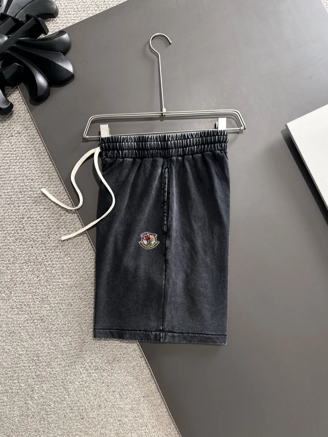Next day shipment P300 High quality MONCLER/muzzle 2025 spring and summer new style high-definition elastic band casual solid color loose shorts, made with machines imported from Italy. The hem of the trousers is stitched with two needles. The stitching is fine and firm. The fabric is customized at the counter and has high breathability and comfort. The details are impeccable. The brand element design concept reflects high quality. It feels delicate and soft! It presents a casual cut and the upper body shape is great! Size: S-XXL