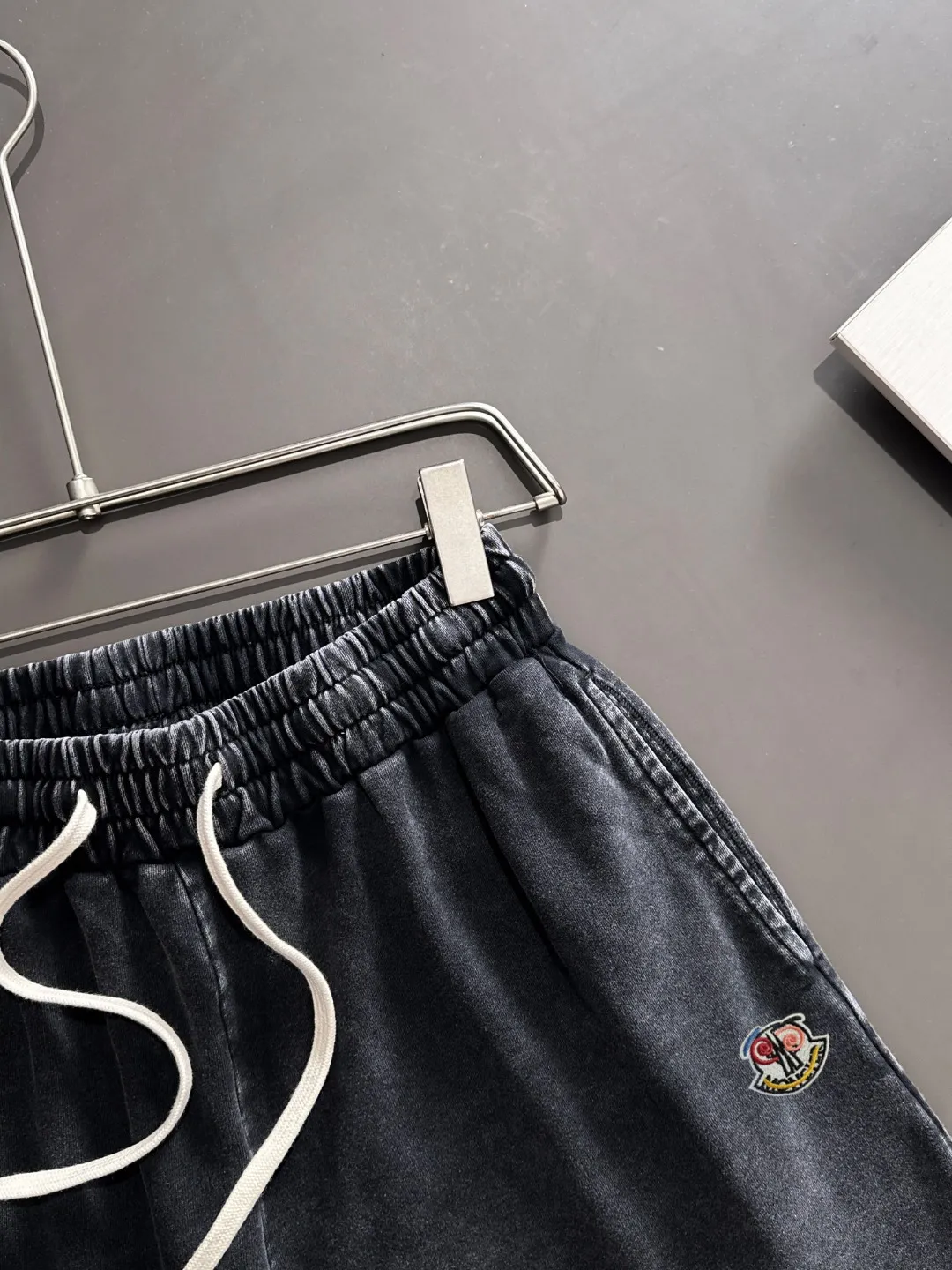 Next day shipment P300 High quality MONCLER/muzzle 2025 spring and summer new style high-definition elastic band casual solid color loose shorts, made with machines imported from Italy. The hem of the trousers is stitched with two needles. The stitching is fine and firm. The fabric is customized at the counter and has high breathability and comfort. The details are impeccable. The brand element design concept reflects high quality. It feels delicate and soft! It presents a casual cut and the upper body shape is great! Size: S-XXL