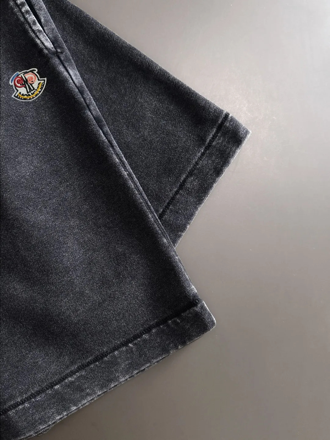 Next day shipment P300 High quality MONCLER/muzzle 2025 spring and summer new style high-definition elastic band casual solid color loose shorts, made with machines imported from Italy. The hem of the trousers is stitched with two needles. The stitching is fine and firm. The fabric is customized at the counter and has high breathability and comfort. The details are impeccable. The brand element design concept reflects high quality. It feels delicate and soft! It presents a casual cut and the upper body shape is great! Size: S-XXL