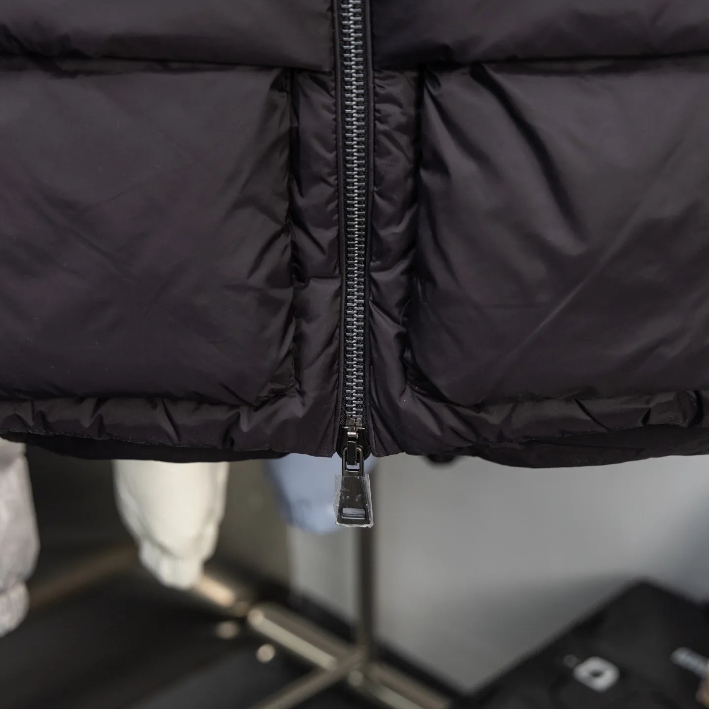 P660 2025 Autumn and Winter New Down Vest🆕 MONCLER Mouth Mouth (high version) latest counter, filled with white duck down inside. The soft-shell fabric feels delicate and smooth. The overall style is generous but elegant. It is lightweight and warm. The temperature locking effect is very good. The unique masked logo epaulette. The whole dress is perfect and impeccable. It is a model of versatility and has a sophisticated temperament. High-end casual selection! Same style for men and women 👫 Color: black champagne
