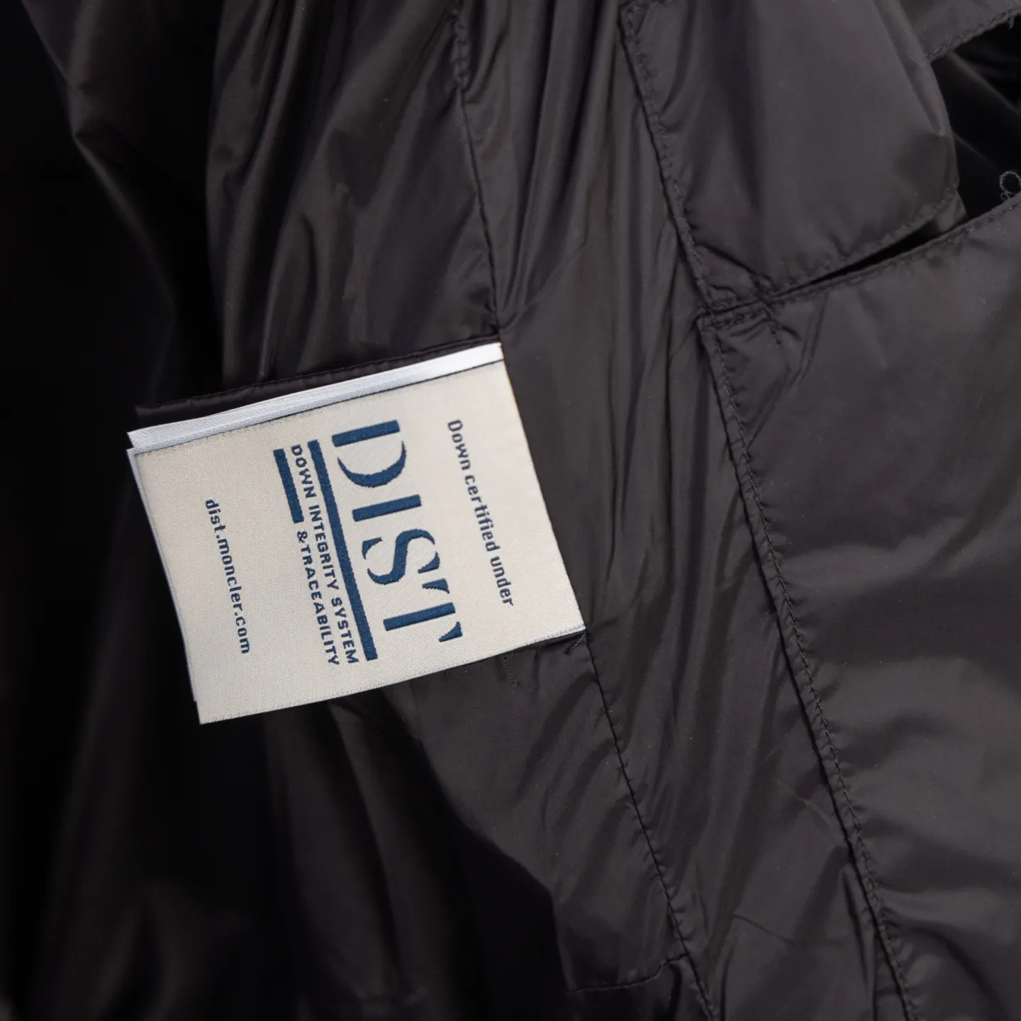 P660 2025 Autumn and Winter New Down Vest🆕 MONCLER Mouth Mouth (high version) latest counter, filled with white duck down inside. The soft-shell fabric feels delicate and smooth. The overall style is generous but elegant. It is lightweight and warm. The temperature locking effect is very good. The unique masked logo epaulette. The whole dress is perfect and impeccable. It is a model of versatility and has a sophisticated temperament. High-end casual selection! Same style for men and women 👫 Color: black champagne