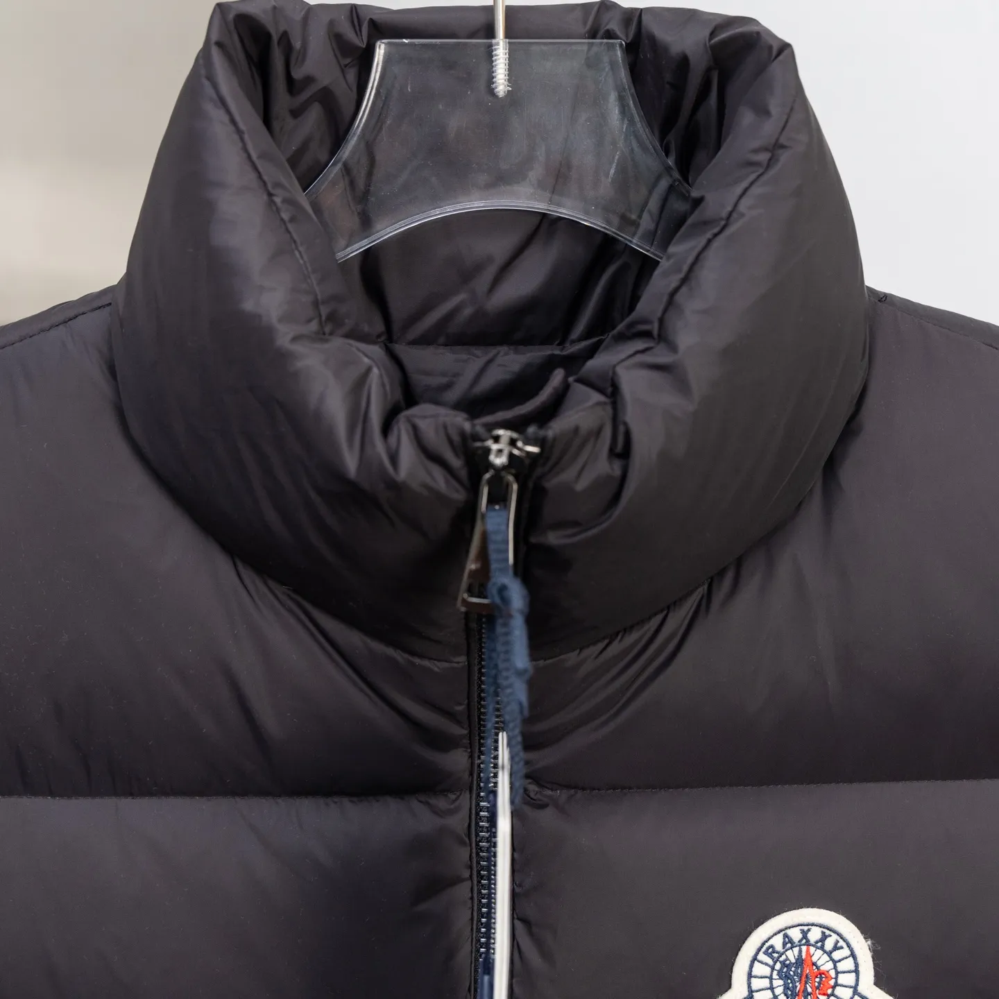 P660 2025 Autumn and Winter New Down Vest🆕 MONCLER Mouth Mouth (high version) latest counter, filled with white duck down inside. The soft-shell fabric feels delicate and smooth. The overall style is generous but elegant. It is lightweight and warm. The temperature locking effect is very good. The unique masked logo epaulette. The whole dress is perfect and impeccable. It is a model of versatility and has a sophisticated temperament. High-end casual selection! Same style for men and women 👫 Color: black champagne