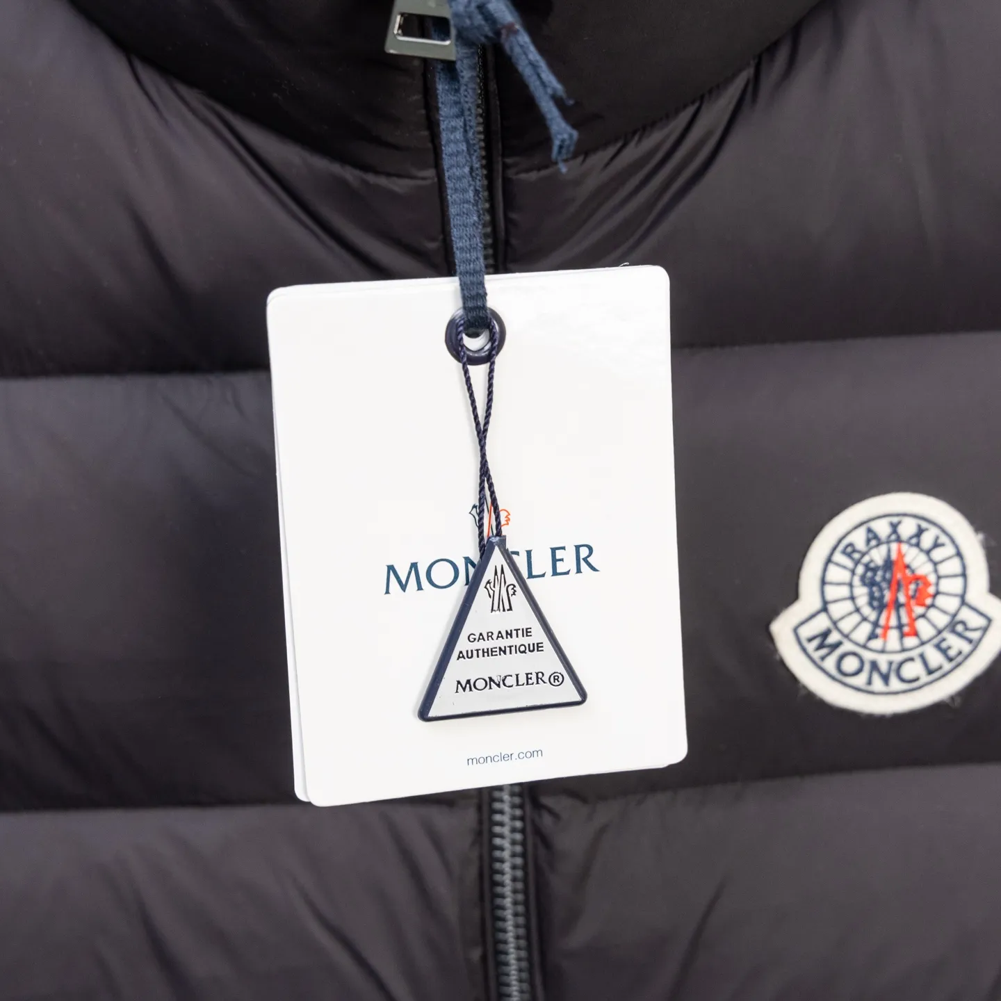P660 2025 Autumn and Winter New Down Vest🆕 MONCLER Mouth Mouth (high version) latest counter, filled with white duck down inside. The soft-shell fabric feels delicate and smooth. The overall style is generous but elegant. It is lightweight and warm. The temperature locking effect is very good. The unique masked logo epaulette. The whole dress is perfect and impeccable. It is a model of versatility and has a sophisticated temperament. High-end casual selection! Same style for men and women 👫 Color: black champagne
