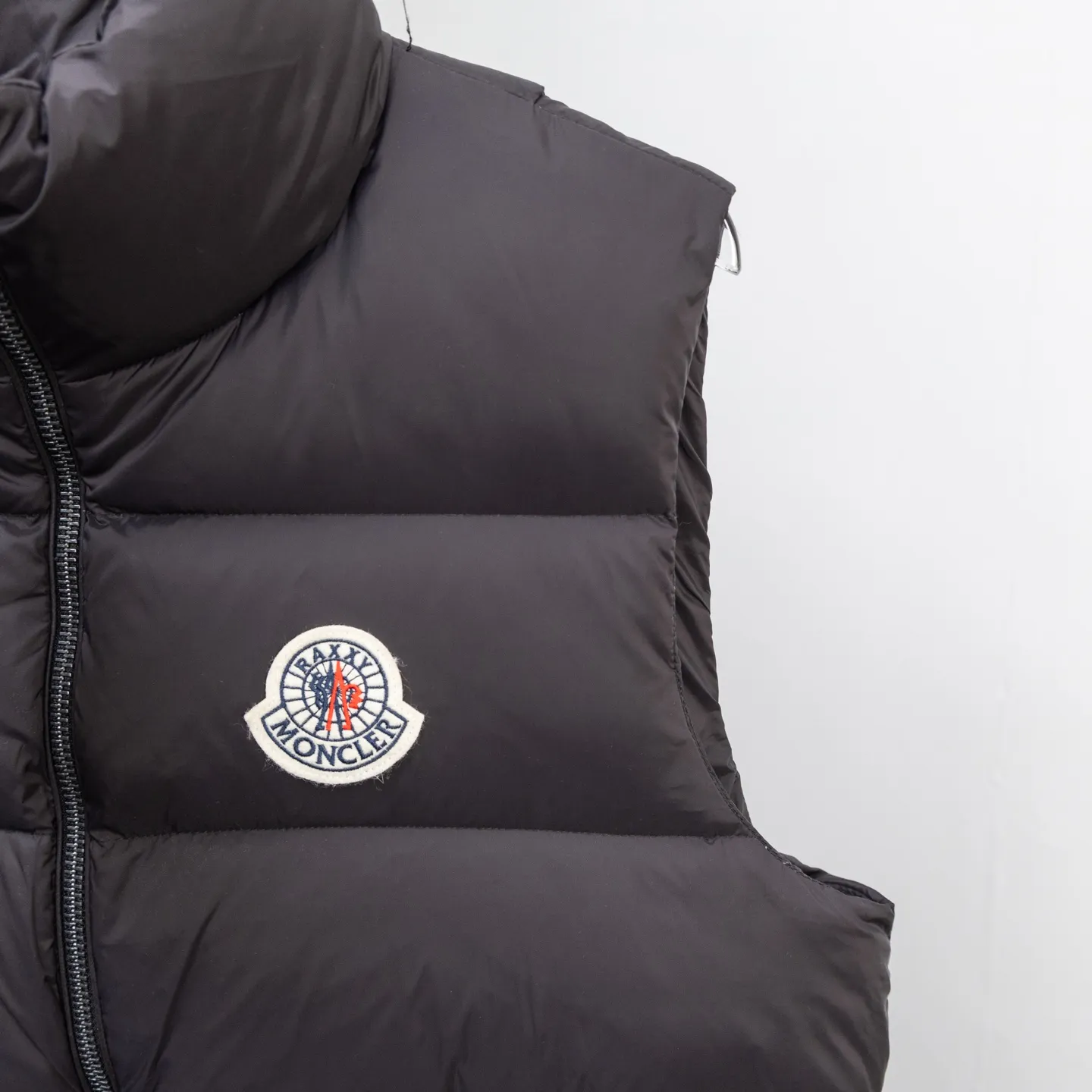 P660 2025 Autumn and Winter New Down Vest🆕 MONCLER Mouth Mouth (high version) latest counter, filled with white duck down inside. The soft-shell fabric feels delicate and smooth. The overall style is generous but elegant. It is lightweight and warm. The temperature locking effect is very good. The unique masked logo epaulette. The whole dress is perfect and impeccable. It is a model of versatility and has a sophisticated temperament. High-end casual selection! Same style for men and women 👫 Color: black champagne