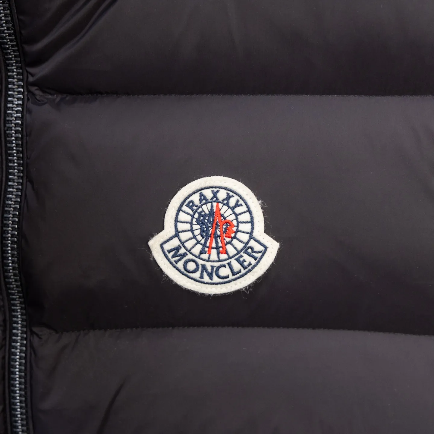 P660 2025 Autumn and Winter New Down Vest🆕 MONCLER Mouth Mouth (high version) latest counter, filled with white duck down inside. The soft-shell fabric feels delicate and smooth. The overall style is generous but elegant. It is lightweight and warm. The temperature locking effect is very good. The unique masked logo epaulette. The whole dress is perfect and impeccable. It is a model of versatility and has a sophisticated temperament. High-end casual selection! Same style for men and women 👫 Color: black champagne