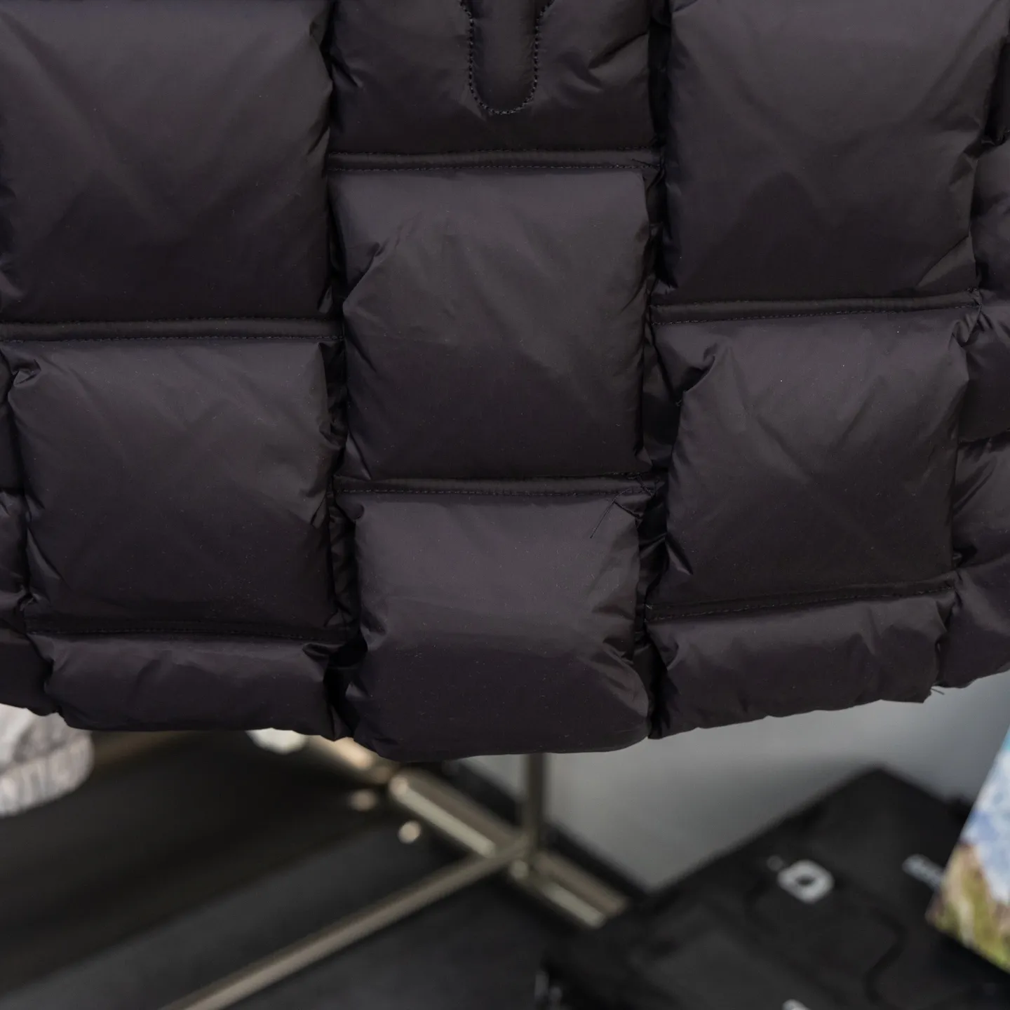 P660 2025 Autumn and Winter New Down Vest🆕 MONCLER Mouth Mouth (high version) latest counter, filled with white duck down inside. The soft-shell fabric feels delicate and smooth. The overall style is generous but elegant. It is lightweight and warm. The temperature locking effect is very good. The unique masked logo epaulette. The whole dress is perfect and impeccable. It is a model of versatility and has a sophisticated temperament. High-end casual selection! Same style for men and women 👫 Color: black champagne