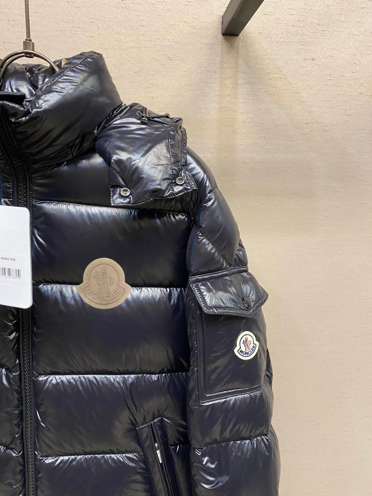 P780 MONCLER Meng Maya Down Jacket: Color/Black Size: M. L. Zipper pendant with custom logo Fabric: 400D bright nylon, anti-fouling, anti-wrinkle, waterproof and windproof, very wear-resistant, breathable and comfortable.           Embroidery: Straight lines, smooth curves, dense and neat stitches, no jagged edges, flat embroidery surface, no skewed threads, consistent stitch length, no bottom exposed, no overlap, smooth embroidery surface, no ink marks and other stains. Advanced imported embroidery machines are used to ensure embroidery quality.