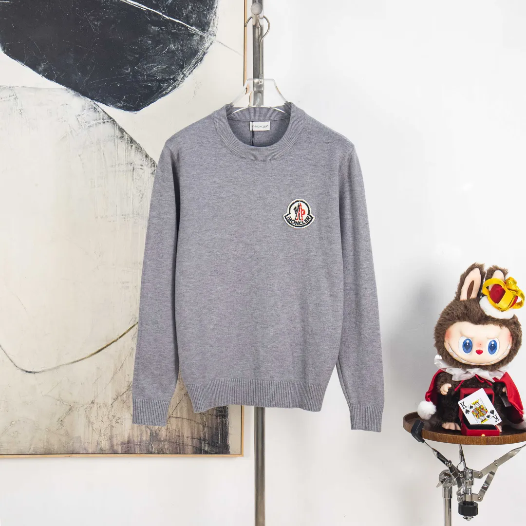 P290 💰zp version [exclusive supply] MONCLER/mask 2025Fw Classic chest badge logo letter logo Simple casual pullover sweater Imported wool blended fabric Upgraded, inspired by the 1980s retro Original fabric Official same style Round neck Long sleeve suit Customized mesh sweater knitted fabric Very comfortable to the touch The latest brick cabinets in spring and summer are in sync with each other Fashionable and individual Super versatile and good-looking style Very suitable for both men and women A must-have item for everyone, hang tag, collar label, washed wheat, complete with three labels, color: black, white, gray, size: M L XL 2XL 3XL number: YK10501