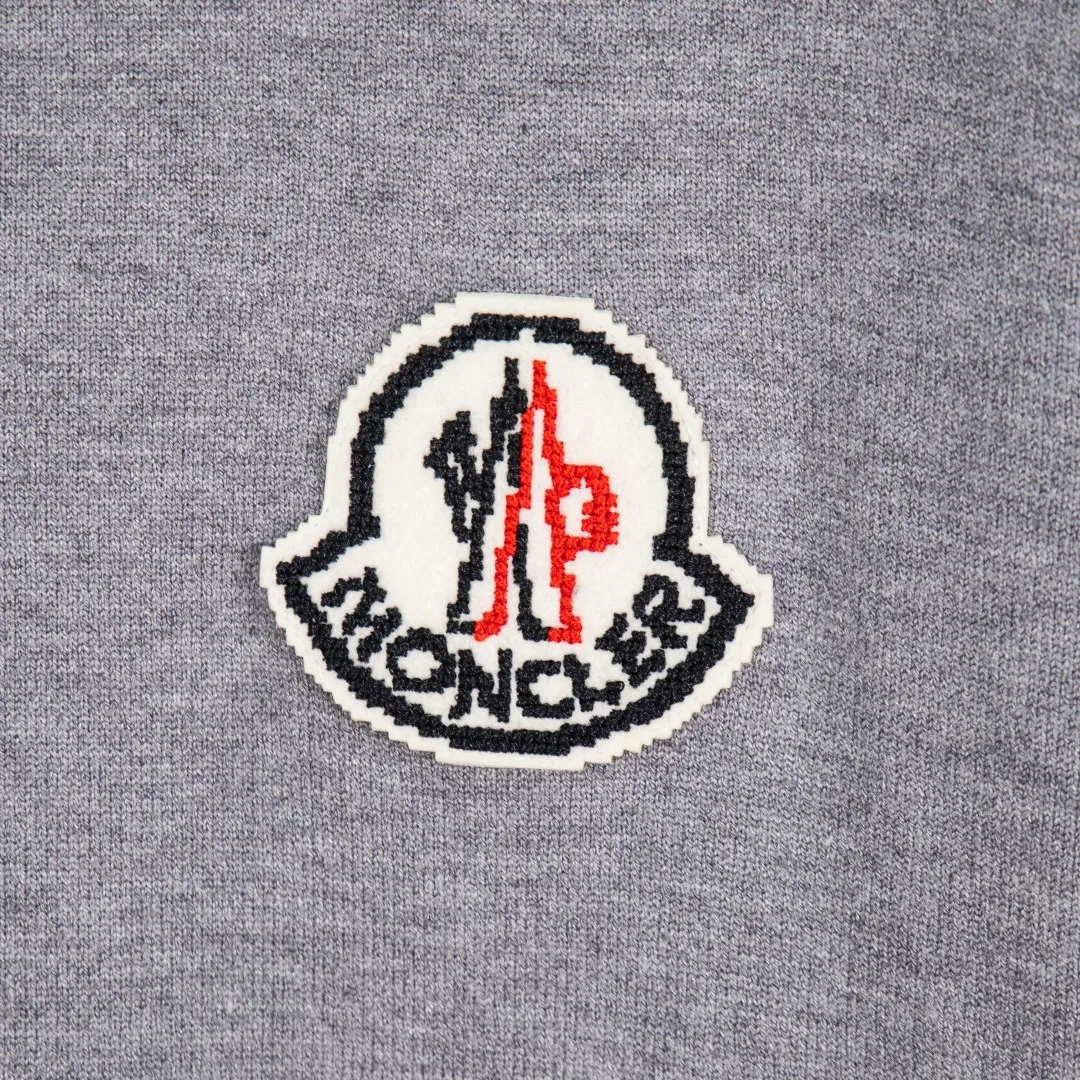 P290 💰zp version [exclusive supply] MONCLER/mask 2025Fw Classic chest badge logo letter logo Simple casual pullover sweater Imported wool blended fabric Upgraded, inspired by the 1980s retro Original fabric Official same style Round neck Long sleeve suit Customized mesh sweater knitted fabric Very comfortable to the touch The latest brick cabinets in spring and summer are in sync with each other Fashionable and individual Super versatile and good-looking style Very suitable for both men and women A must-have item for everyone, hang tag, collar label, washed wheat, complete with three labels, color: black, white, gray, size: M L XL 2XL 3XL number: YK10501
