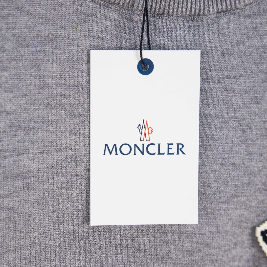 P290 💰zp version [exclusive supply] MONCLER/mask 2025Fw Classic chest badge logo letter logo Simple casual pullover sweater Imported wool blended fabric Upgraded, inspired by the 1980s retro Original fabric Official same style Round neck Long sleeve suit Customized mesh sweater knitted fabric Very comfortable to the touch The latest brick cabinets in spring and summer are in sync with each other Fashionable and individual Super versatile and good-looking style Very suitable for both men and women A must-have item for everyone, hang tag, collar label, washed wheat, complete with three labels, color: black, white, gray, size: M L XL 2XL 3XL number: YK10501