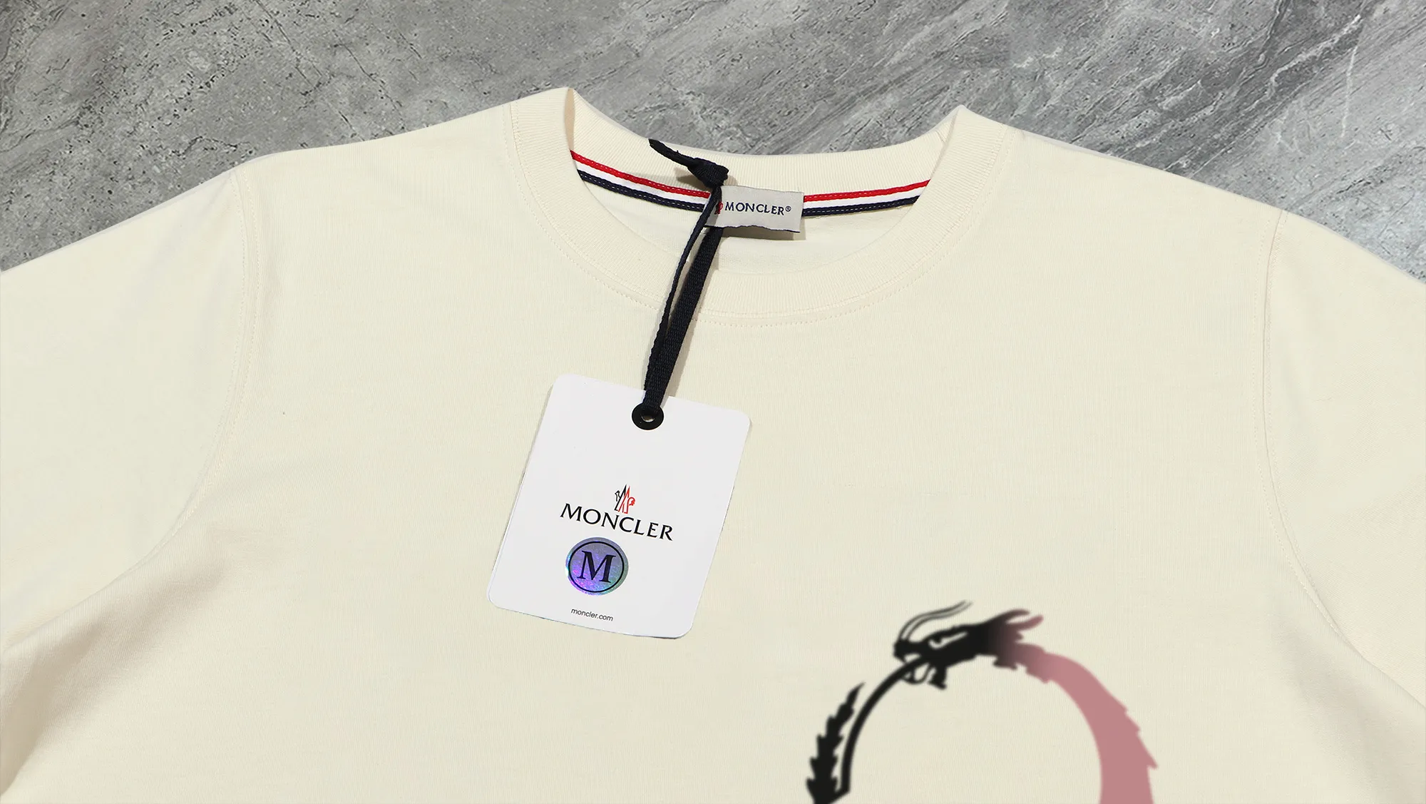 P210 High-version sweatshirt) [Long-term stock] 〖𝐌𝐎𝐍𝐂𝐋𝐄𝐑~Mask〗 Made of 440g heavy-weight fabric. It is different from the market currency. It can be matched with any variety and is properly handsome. 😎The whole dress is made of double waistcoats. The double waistcoats make the whole dress more three-dimensional. Not ordinary factories can do such fine work. 2025 Spring runway version of the T stage, on sale at the counter, round neck terry sweatshirt, high-end double-strand pure cotton, custom-made stretch ribs, dyed in the same vat, complete with three standards, matched with exquisite embroidered LOGO on the chest, simple and advanced, same style for men and women. Color: black, apricot, white, size: S M L XL 2XL