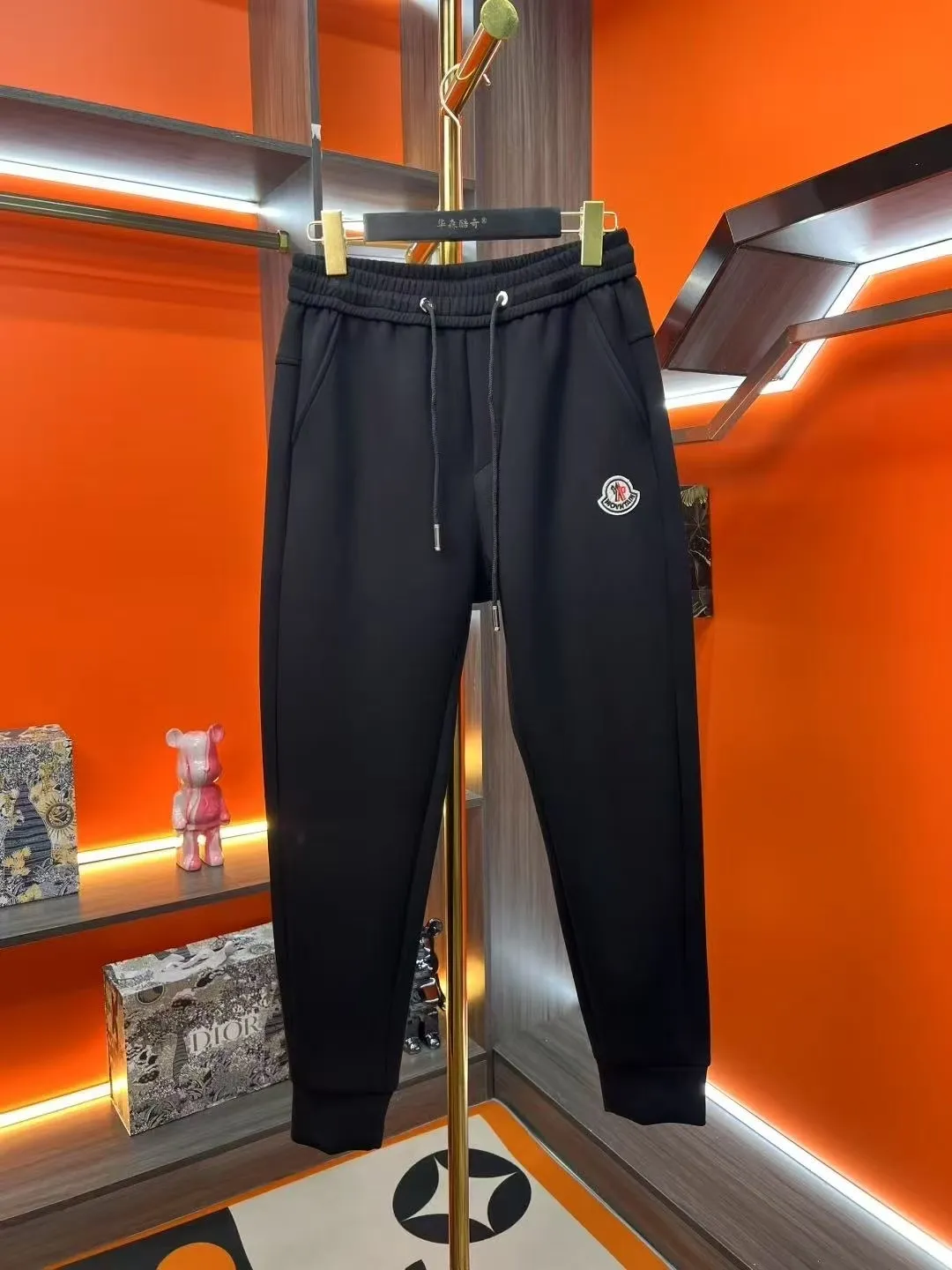 P310 Moncler Mouth Covered 💥 High-end version 🔥 Exclusively for new casual trousers! The custom-made fabrics at the counter are highly breathable and comfortable, with impeccable details and brand element design concepts, reflecting high quality. It feels delicate and soft! It presents a casual cut and the upper body shape is great! Size:M-3XL