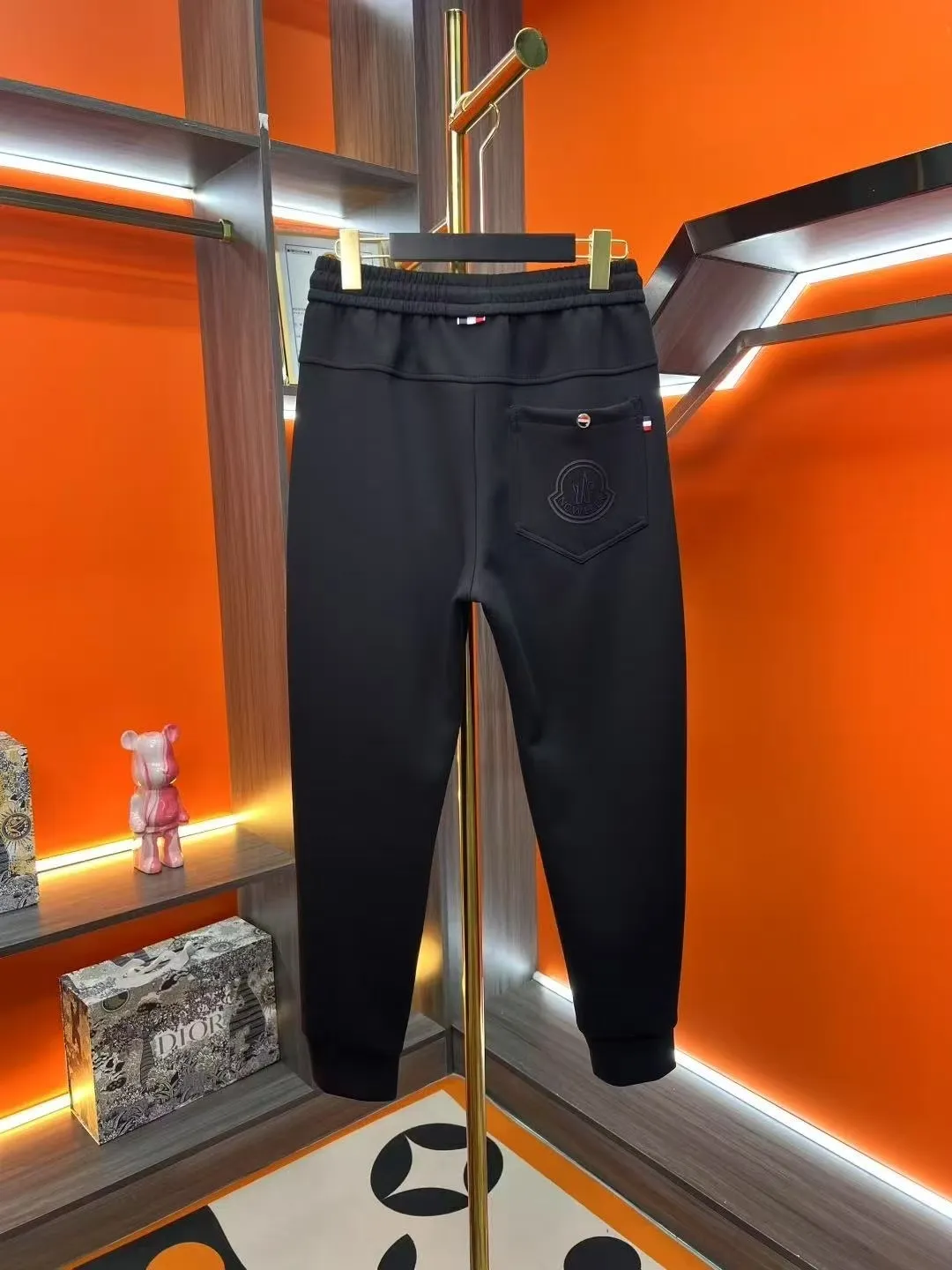 P310 Moncler Mouth Covered 💥 High-end version 🔥 Exclusively for new casual trousers! The custom-made fabrics at the counter are highly breathable and comfortable, with impeccable details and brand element design concepts, reflecting high quality. It feels delicate and soft! It presents a casual cut and the upper body shape is great! Size:M-3XL