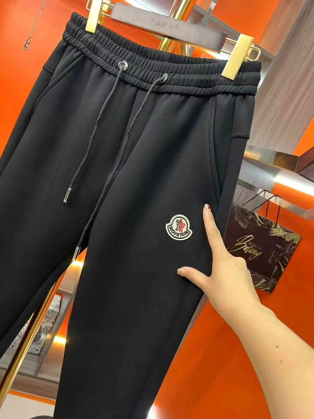 P310 Moncler Mouth Covered 💥 High-end version 🔥 Exclusively for new casual trousers! The custom-made fabrics at the counter are highly breathable and comfortable, with impeccable details and brand element design concepts, reflecting high quality. It feels delicate and soft! It presents a casual cut and the upper body shape is great! Size:M-3XL