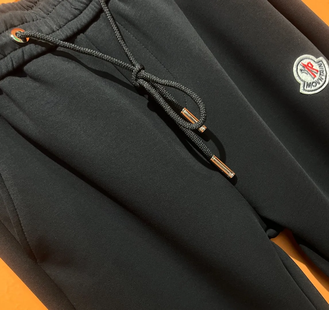P310 Moncler Mouth Covered 💥 High-end version 🔥 Exclusively for new casual trousers! The custom-made fabrics at the counter are highly breathable and comfortable, with impeccable details and brand element design concepts, reflecting high quality. It feels delicate and soft! It presents a casual cut and the upper body shape is great! Size:M-3XL