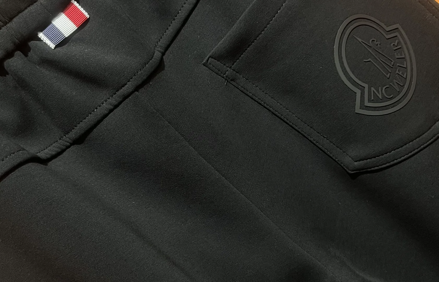 P310 Moncler Mouth Covered 💥 High-end version 🔥 Exclusively for new casual trousers! The custom-made fabrics at the counter are highly breathable and comfortable, with impeccable details and brand element design concepts, reflecting high quality. It feels delicate and soft! It presents a casual cut and the upper body shape is great! Size:M-3XL
