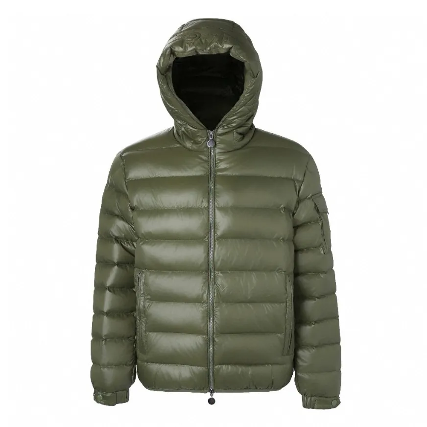P910 [Exclusive supply] Moncler hooded brim quilted embroidered down jacket (green). The high-quality filling is made of 90 selected white duck down, with a weight of 210g, ensuring fast fluffy rebound, lightness and warmth. The fabric is made of longue saison fabric made of high-count polyamide fiber, which is famous for its excellent tensile strength and lightness. Its good flexibility makes the fabric less prone to wrinkles and keeps it crisp and stylish for a long time. The tight weave effectively blocks the invasion of cold wind and locks in the warm air generated by the down layer. The high-density nylon surface forms a certain lotus leaf effect, making it difficult for small water droplets to penetrate, keeping the interior dry and effectively extending the service life of the down. The lining is made of ultra-fine denier woven high-density lining, with a thickness of 0.08mm to avoid increasing the overall weight and making it smooth to wear. The high-density woven structure forms a wind resistance layer to protect the thermal efficiency of the thermal layer from loss. It can also withstand the expansion pressure of down and prevent deformation and damage after long-term use. The quilted letter logo on the brim uses contour quilting technology. The stitches are routed along the edge of the set outline, and the filler is compressed inside the letter graphic, so that the logo is three-dimensional and the pattern is clear. Size:1-2-3-3