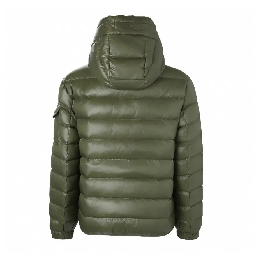 P910 [Exclusive supply] Moncler hooded brim quilted embroidered down jacket (green). The high-quality filling is made of 90 selected white duck down, with a weight of 210g, ensuring fast fluffy rebound, lightness and warmth. The fabric is made of longue saison fabric made of high-count polyamide fiber, which is famous for its excellent tensile strength and lightness. Its good flexibility makes the fabric less prone to wrinkles and keeps it crisp and stylish for a long time. The tight weave effectively blocks the invasion of cold wind and locks in the warm air generated by the down layer. The high-density nylon surface forms a certain lotus leaf effect, making it difficult for small water droplets to penetrate, keeping the interior dry and effectively extending the service life of the down. The lining is made of ultra-fine denier woven high-density lining, with a thickness of 0.08mm to avoid increasing the overall weight and making it smooth to wear. The high-density woven structure forms a wind resistance layer to protect the thermal efficiency of the thermal layer from loss. It can also withstand the expansion pressure of down and prevent deformation and damage after long-term use. The quilted letter logo on the brim uses contour quilting technology. The stitches are routed along the edge of the set outline, and the filler is compressed inside the letter graphic, so that the logo is three-dimensional and the pattern is clear. Size:1-2-3-3