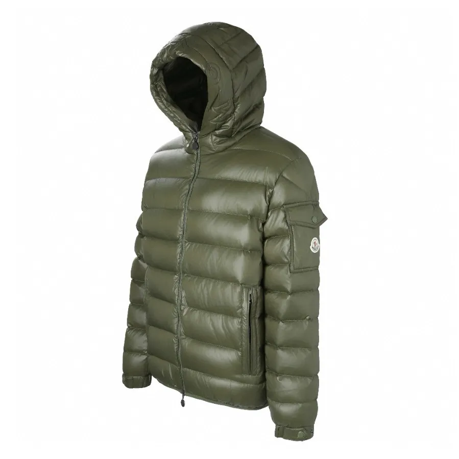 P910 [Exclusive supply] Moncler hooded brim quilted embroidered down jacket (green). The high-quality filling is made of 90 selected white duck down, with a weight of 210g, ensuring fast fluffy rebound, lightness and warmth. The fabric is made of longue saison fabric made of high-count polyamide fiber, which is famous for its excellent tensile strength and lightness. Its good flexibility makes the fabric less prone to wrinkles and keeps it crisp and stylish for a long time. The tight weave effectively blocks the invasion of cold wind and locks in the warm air generated by the down layer. The high-density nylon surface forms a certain lotus leaf effect, making it difficult for small water droplets to penetrate, keeping the interior dry and effectively extending the service life of the down. The lining is made of ultra-fine denier woven high-density lining, with a thickness of 0.08mm to avoid increasing the overall weight and making it smooth to wear. The high-density woven structure forms a wind resistance layer to protect the thermal efficiency of the thermal layer from loss. It can also withstand the expansion pressure of down and prevent deformation and damage after long-term use. The quilted letter logo on the brim uses contour quilting technology. The stitches are routed along the edge of the set outline, and the filler is compressed inside the letter graphic, so that the logo is three-dimensional and the pattern is clear. Size:1-2-3-3