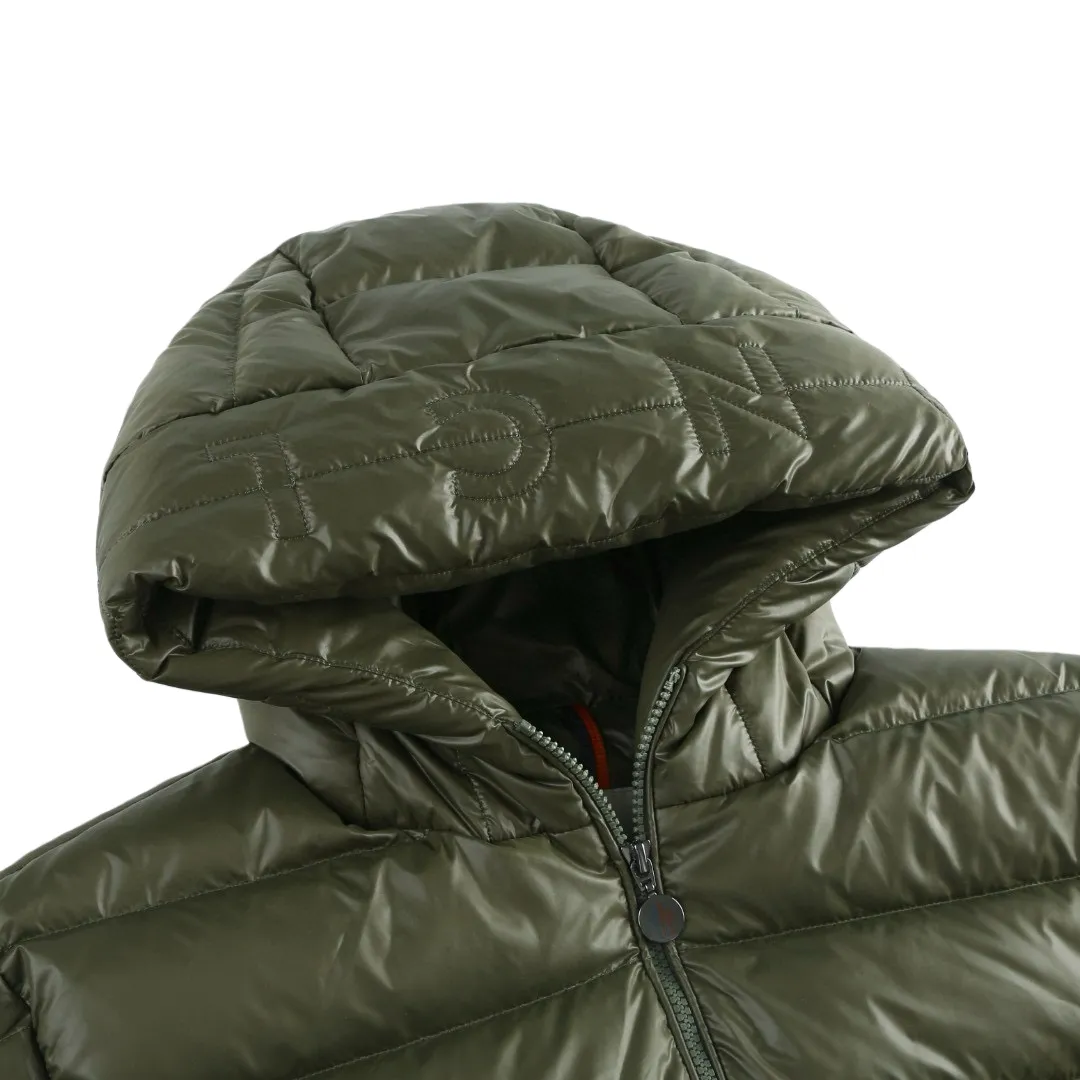 P910 [Exclusive supply] Moncler hooded brim quilted embroidered down jacket (green). The high-quality filling is made of 90 selected white duck down, with a weight of 210g, ensuring fast fluffy rebound, lightness and warmth. The fabric is made of longue saison fabric made of high-count polyamide fiber, which is famous for its excellent tensile strength and lightness. Its good flexibility makes the fabric less prone to wrinkles and keeps it crisp and stylish for a long time. The tight weave effectively blocks the invasion of cold wind and locks in the warm air generated by the down layer. The high-density nylon surface forms a certain lotus leaf effect, making it difficult for small water droplets to penetrate, keeping the interior dry and effectively extending the service life of the down. The lining is made of ultra-fine denier woven high-density lining, with a thickness of 0.08mm to avoid increasing the overall weight and making it smooth to wear. The high-density woven structure forms a wind resistance layer to protect the thermal efficiency of the thermal layer from loss. It can also withstand the expansion pressure of down and prevent deformation and damage after long-term use. The quilted letter logo on the brim uses contour quilting technology. The stitches are routed along the edge of the set outline, and the filler is compressed inside the letter graphic, so that the logo is three-dimensional and the pattern is clear. Size:1-2-3-3