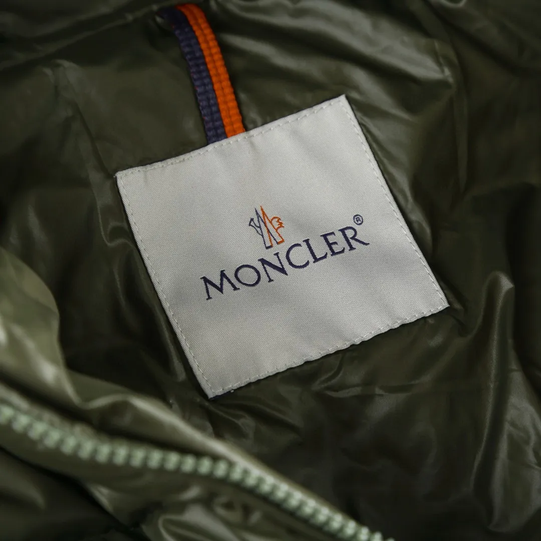 P910 [Exclusive supply] Moncler hooded brim quilted embroidered down jacket (green). The high-quality filling is made of 90 selected white duck down, with a weight of 210g, ensuring fast fluffy rebound, lightness and warmth. The fabric is made of longue saison fabric made of high-count polyamide fiber, which is famous for its excellent tensile strength and lightness. Its good flexibility makes the fabric less prone to wrinkles and keeps it crisp and stylish for a long time. The tight weave effectively blocks the invasion of cold wind and locks in the warm air generated by the down layer. The high-density nylon surface forms a certain lotus leaf effect, making it difficult for small water droplets to penetrate, keeping the interior dry and effectively extending the service life of the down. The lining is made of ultra-fine denier woven high-density lining, with a thickness of 0.08mm to avoid increasing the overall weight and making it smooth to wear. The high-density woven structure forms a wind resistance layer to protect the thermal efficiency of the thermal layer from loss. It can also withstand the expansion pressure of down and prevent deformation and damage after long-term use. The quilted letter logo on the brim uses contour quilting technology. The stitches are routed along the edge of the set outline, and the filler is compressed inside the letter graphic, so that the logo is three-dimensional and the pattern is clear. Size:1-2-3-3