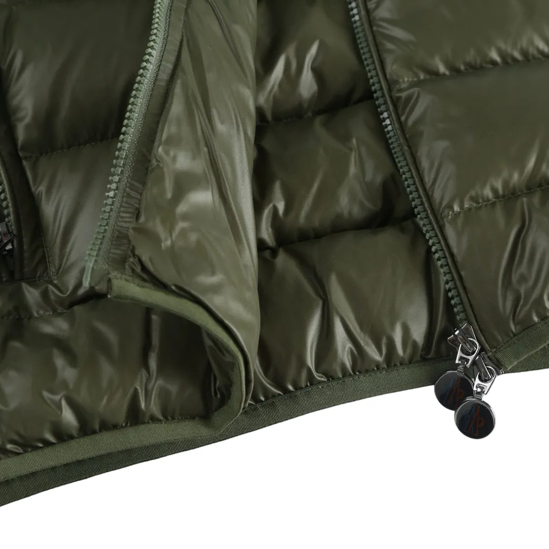 P910 [Exclusive supply] Moncler hooded brim quilted embroidered down jacket (green). The high-quality filling is made of 90 selected white duck down, with a weight of 210g, ensuring fast fluffy rebound, lightness and warmth. The fabric is made of longue saison fabric made of high-count polyamide fiber, which is famous for its excellent tensile strength and lightness. Its good flexibility makes the fabric less prone to wrinkles and keeps it crisp and stylish for a long time. The tight weave effectively blocks the invasion of cold wind and locks in the warm air generated by the down layer. The high-density nylon surface forms a certain lotus leaf effect, making it difficult for small water droplets to penetrate, keeping the interior dry and effectively extending the service life of the down. The lining is made of ultra-fine denier woven high-density lining, with a thickness of 0.08mm to avoid increasing the overall weight and making it smooth to wear. The high-density woven structure forms a wind resistance layer to protect the thermal efficiency of the thermal layer from loss. It can also withstand the expansion pressure of down and prevent deformation and damage after long-term use. The quilted letter logo on the brim uses contour quilting technology. The stitches are routed along the edge of the set outline, and the filler is compressed inside the letter graphic, so that the logo is three-dimensional and the pattern is clear. Size:1-2-3-3