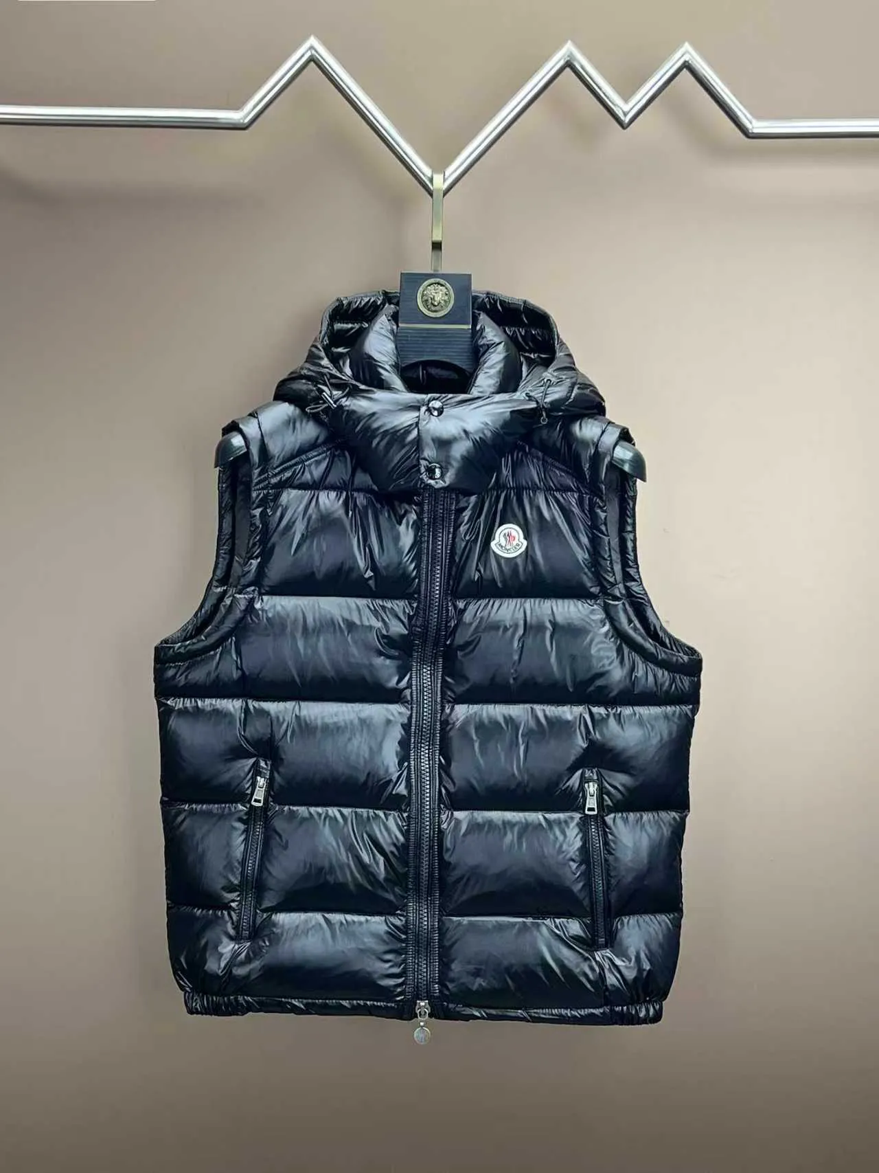 P540 🆕❤️2️⃣0️⃣2️⃣4️⃣The latest counter update moncler upgrades the new Bor me s down vest [love] This vest is made of iconic shiny lacquered nylon, the classic rectangular seams make it stand out ✨✨✨ provides excellent protection and warmth, the two-way zipper placket is matched with the Moncler logo style pull. There is also a detachable cap with snap buttons and an elastic drawstring [Rose] [Rose] It’s full of details! Versatile, upper-body effect stir-fried chicken stick! 👍🏻 Color: black (grey lining) Size: 1-7