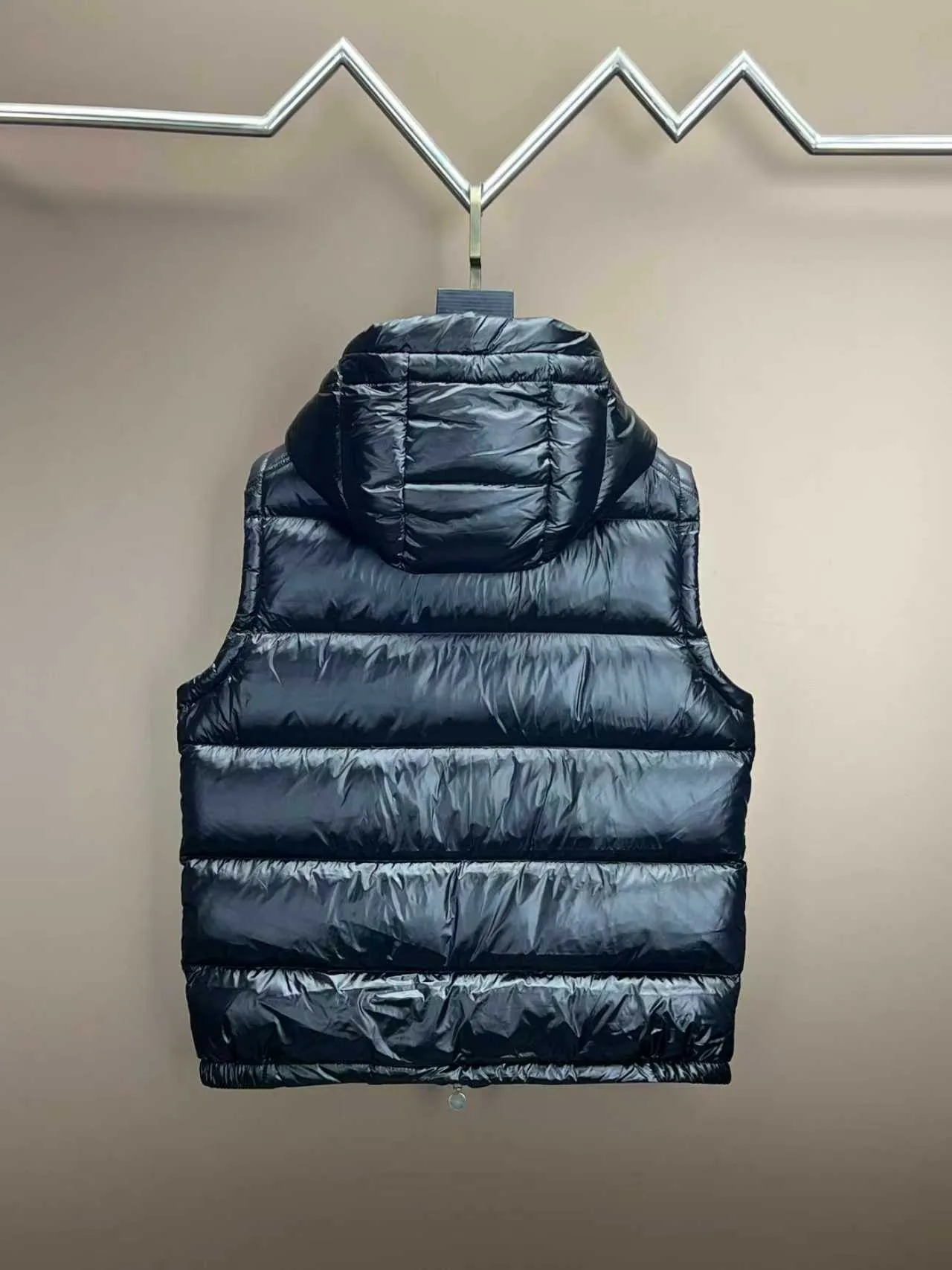 P540 🆕❤️2️⃣0️⃣2️⃣4️⃣The latest counter update moncler upgrades the new Bor me s down vest [love] This vest is made of iconic shiny lacquered nylon, the classic rectangular seams make it stand out ✨✨✨ provides excellent protection and warmth, the two-way zipper placket is matched with the Moncler logo style pull. There is also a detachable cap with snap buttons and an elastic drawstring [Rose] [Rose] It’s full of details! Versatile, upper-body effect stir-fried chicken stick! 👍🏻 Color: black (grey lining) Size: 1-7