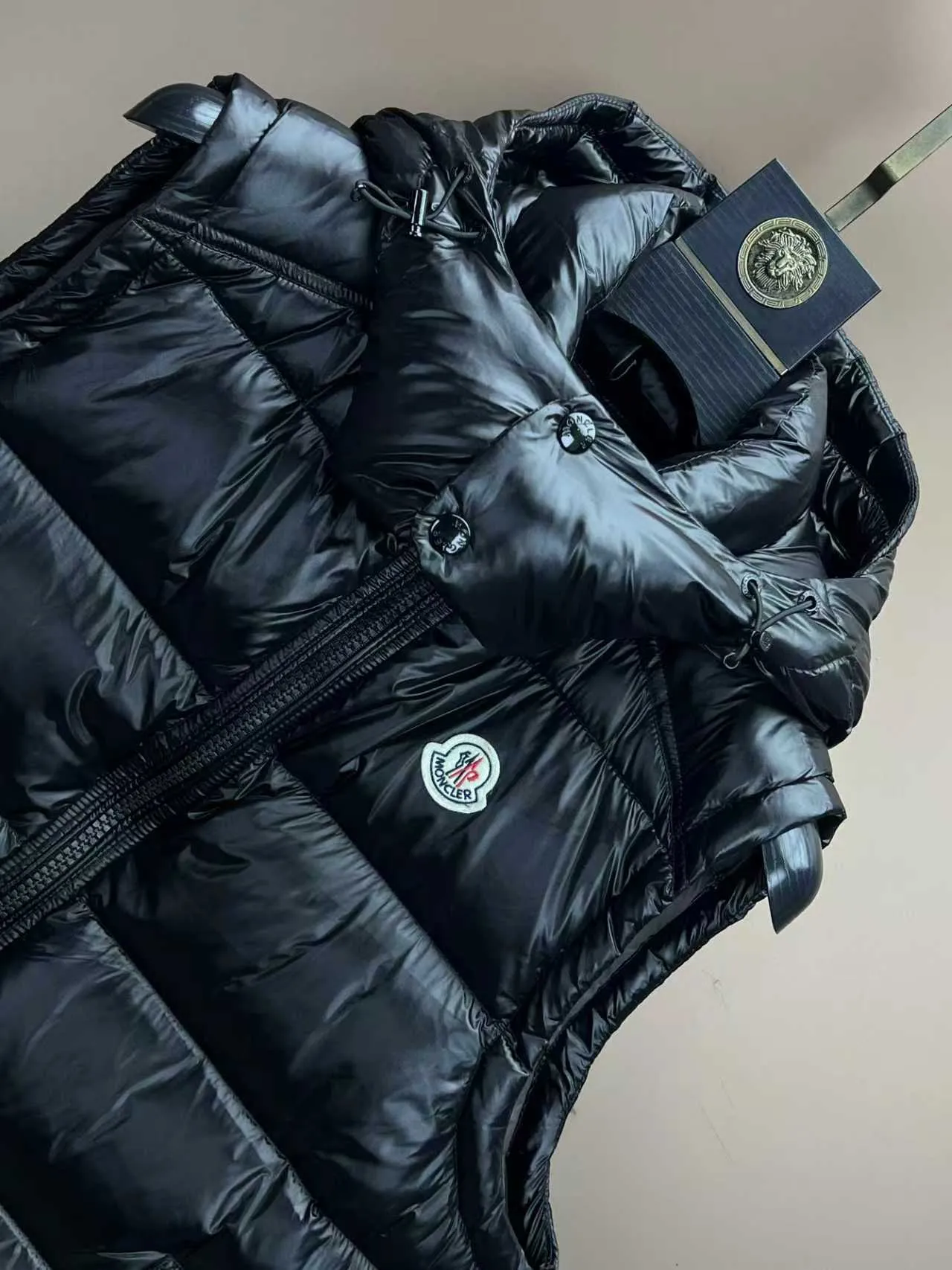 P540 🆕❤️2️⃣0️⃣2️⃣4️⃣The latest counter update moncler upgrades the new Bor me s down vest [love] This vest is made of iconic shiny lacquered nylon, the classic rectangular seams make it stand out ✨✨✨ provides excellent protection and warmth, the two-way zipper placket is matched with the Moncler logo style pull. There is also a detachable cap with snap buttons and an elastic drawstring [Rose] [Rose] It’s full of details! Versatile, upper-body effect stir-fried chicken stick! 👍🏻 Color: black (grey lining) Size: 1-7