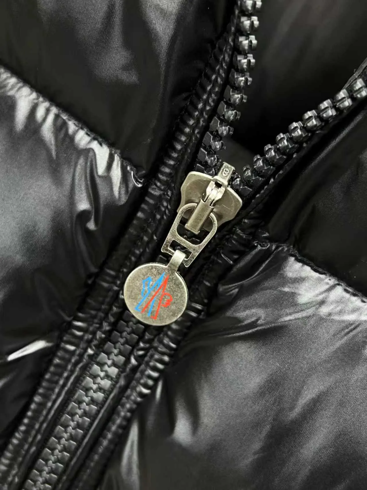 P540 🆕❤️2️⃣0️⃣2️⃣4️⃣The latest counter update moncler upgrades the new Bor me s down vest [love] This vest is made of iconic shiny lacquered nylon, the classic rectangular seams make it stand out ✨✨✨ provides excellent protection and warmth, the two-way zipper placket is matched with the Moncler logo style pull. There is also a detachable cap with snap buttons and an elastic drawstring [Rose] [Rose] It’s full of details! Versatile, upper-body effect stir-fried chicken stick! 👍🏻 Color: black (grey lining) Size: 1-7