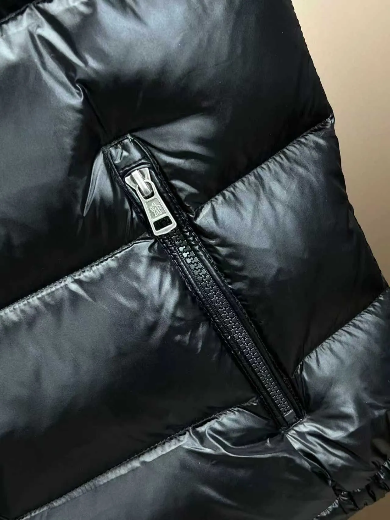 P540 🆕❤️2️⃣0️⃣2️⃣4️⃣The latest counter update moncler upgrades the new Bor me s down vest [love] This vest is made of iconic shiny lacquered nylon, the classic rectangular seams make it stand out ✨✨✨ provides excellent protection and warmth, the two-way zipper placket is matched with the Moncler logo style pull. There is also a detachable cap with snap buttons and an elastic drawstring [Rose] [Rose] It’s full of details! Versatile, upper-body effect stir-fried chicken stick! 👍🏻 Color: black (grey lining) Size: 1-7