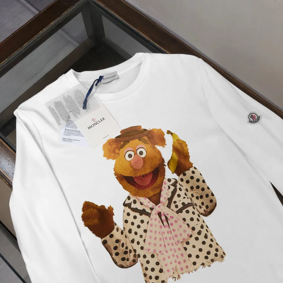 P180, a non-off-the-shelf model, you can trust it. Moncler printed long-sleeved T-shirt, 240g breathable cotton fabric, very soft and comfortable texture, does not shrink, does not deform, does not ball), can be worn alone as a base layer. Original customized accessories, collar label, care mark, hangtag, packaging (perfect details) Color: White Black Size: XS S M L