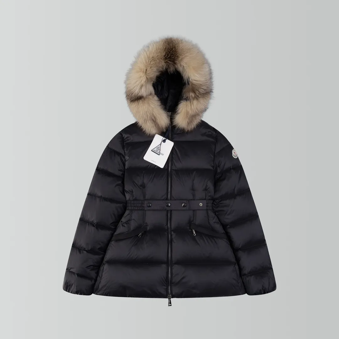 P960 Ceiling fox fur version MONCLER/moner hermifur series women's short heavy-crafted nylon down jacket. Jumpsuit hood with detachable fox fox real fur collar, plated hardware die-cast zipper and invisible snap button front placket. Comes with original color belt and three-level snap button, which can be freely adjusted. There are four internal seams on both sides of the tension beam above the waist, making the waist slimmer and not bloated. Double-layer flap pockets with black painted snap buttons. All colors are matched with original color belts, three-level snap buttons, and the elasticity can be adjusted freely. The fabric is soft and comfortable, the velvet has good fluffiness, and the slim fit upper body is light, neat, warm, and not bloated. Color: white black