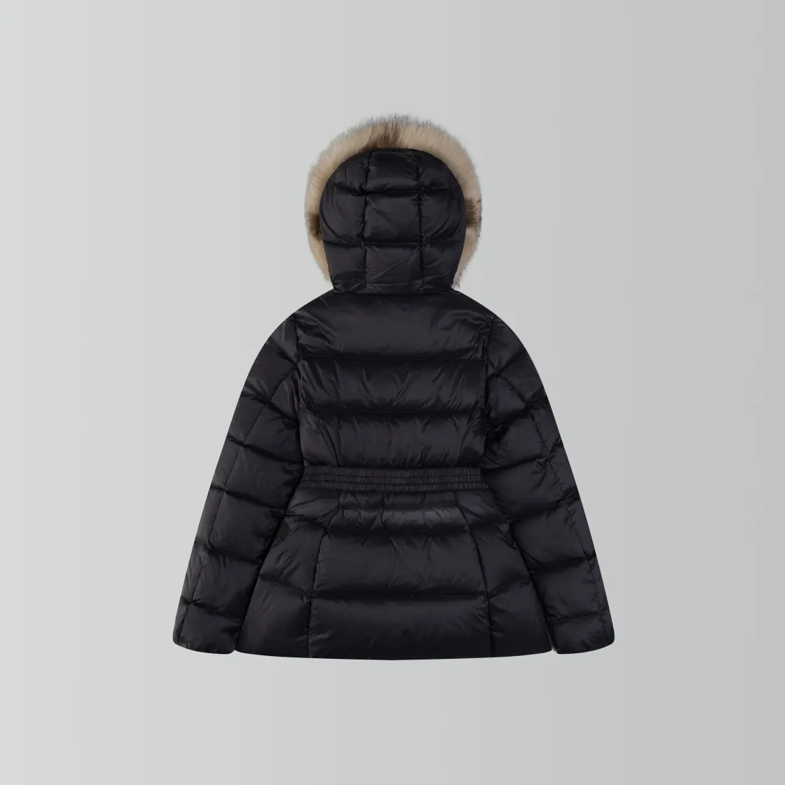 P960 Ceiling fox fur version MONCLER/moner hermifur series women's short heavy-crafted nylon down jacket. Jumpsuit hood with detachable fox fox real fur collar, plated hardware die-cast zipper and invisible snap button front placket. Comes with original color belt and three-level snap button, which can be freely adjusted. There are four internal seams on both sides of the tension beam above the waist, making the waist slimmer and not bloated. Double-layer flap pockets with black painted snap buttons. All colors are matched with original color belts, three-level snap buttons, and the elasticity can be adjusted freely. The fabric is soft and comfortable, the velvet has good fluffiness, and the slim fit upper body is light, neat, warm, and not bloated. Color: white black