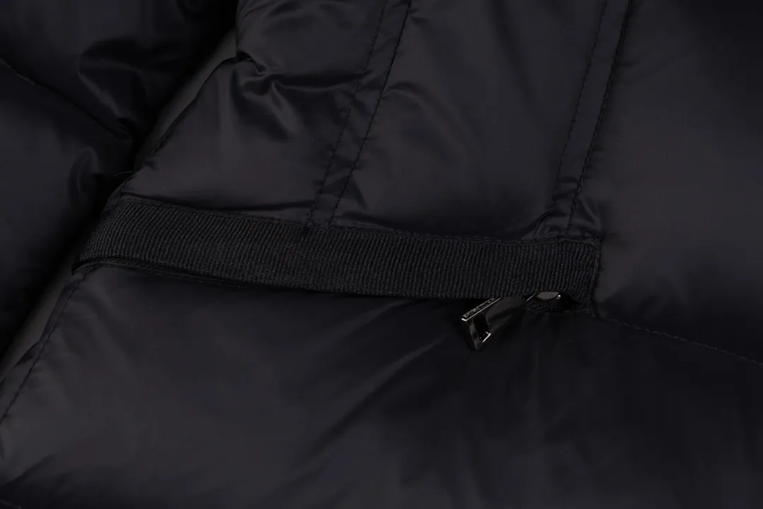 P960 Ceiling fox fur version MONCLER/moner hermifur series women's short heavy-crafted nylon down jacket. Jumpsuit hood with detachable fox fox real fur collar, plated hardware die-cast zipper and invisible snap button front placket. Comes with original color belt and three-level snap button, which can be freely adjusted. There are four internal seams on both sides of the tension beam above the waist, making the waist slimmer and not bloated. Double-layer flap pockets with black painted snap buttons. All colors are matched with original color belts, three-level snap buttons, and the elasticity can be adjusted freely. The fabric is soft and comfortable, the velvet has good fluffiness, and the slim fit upper body is light, neat, warm, and not bloated. Color: white black