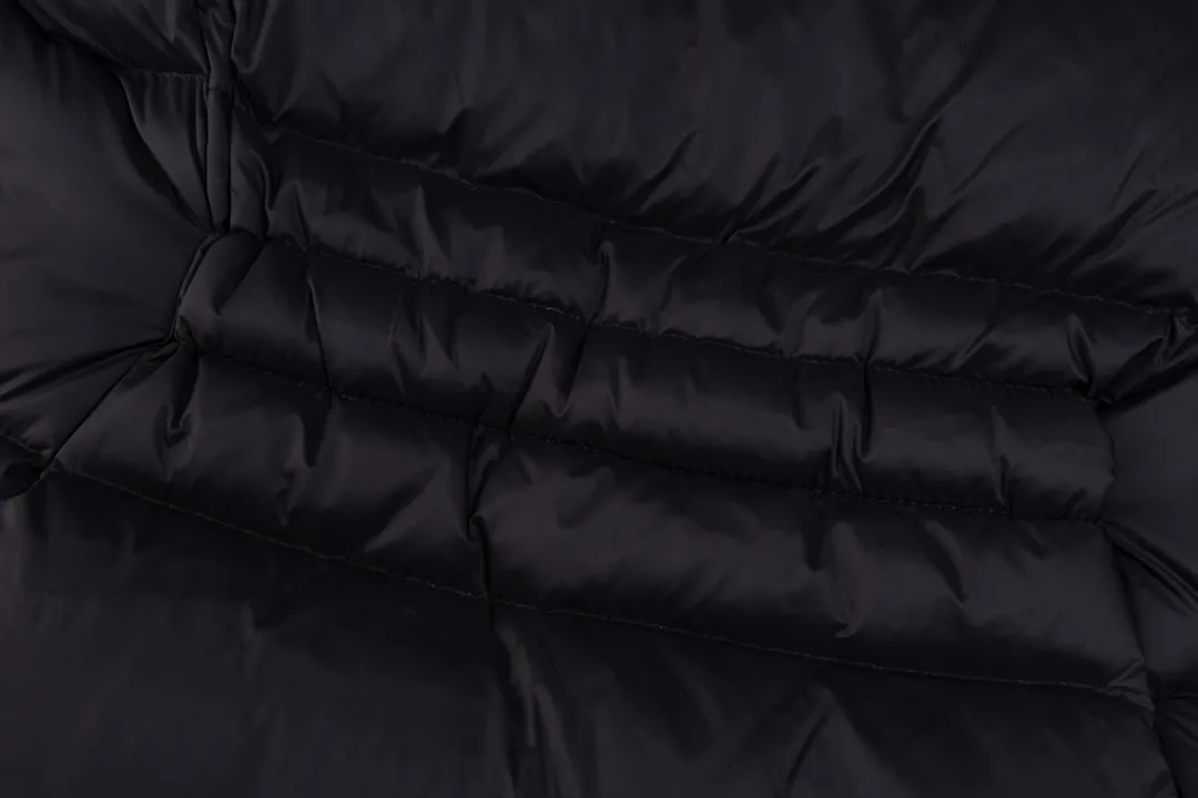 P960 Ceiling fox fur version MONCLER/moner hermifur series women's short heavy-crafted nylon down jacket. Jumpsuit hood with detachable fox fox real fur collar, plated hardware die-cast zipper and invisible snap button front placket. Comes with original color belt and three-level snap button, which can be freely adjusted. There are four internal seams on both sides of the tension beam above the waist, making the waist slimmer and not bloated. Double-layer flap pockets with black painted snap buttons. All colors are matched with original color belts, three-level snap buttons, and the elasticity can be adjusted freely. The fabric is soft and comfortable, the velvet has good fluffiness, and the slim fit upper body is light, neat, warm, and not bloated. Color: white black